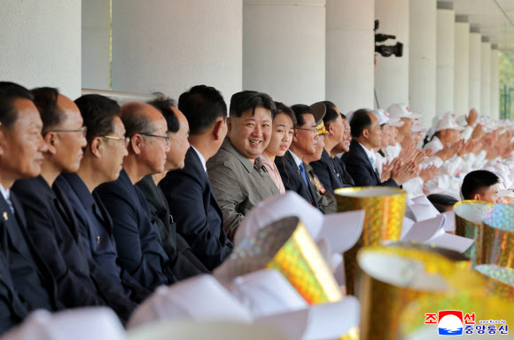 김정은, 미사일총국-제2경제위원회 사이 축구경기 관람