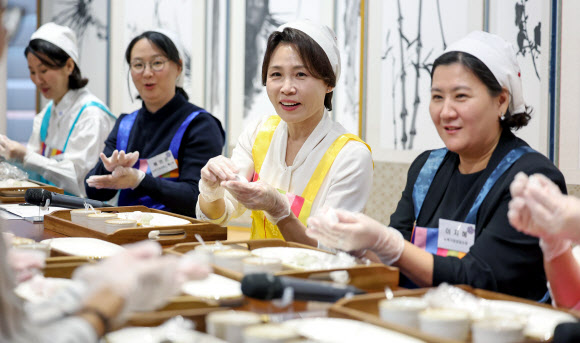 김혜경 여사, 추석맞이 송편 빚기 행사 참석