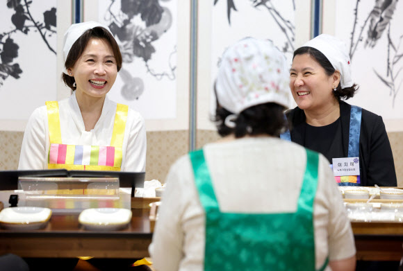 김혜경 여사, 추석맞이 송편 빚기 행사 참석