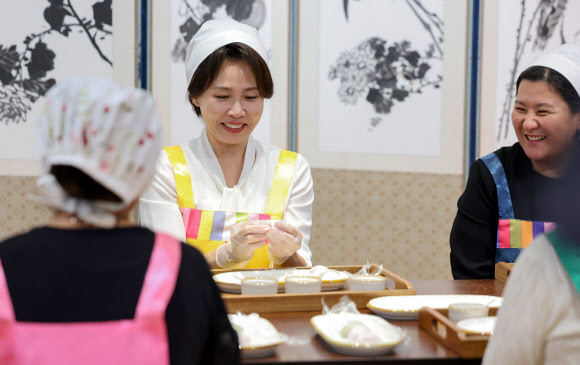김혜경 여사, 추석맞이 송편 빚기 행사 참석