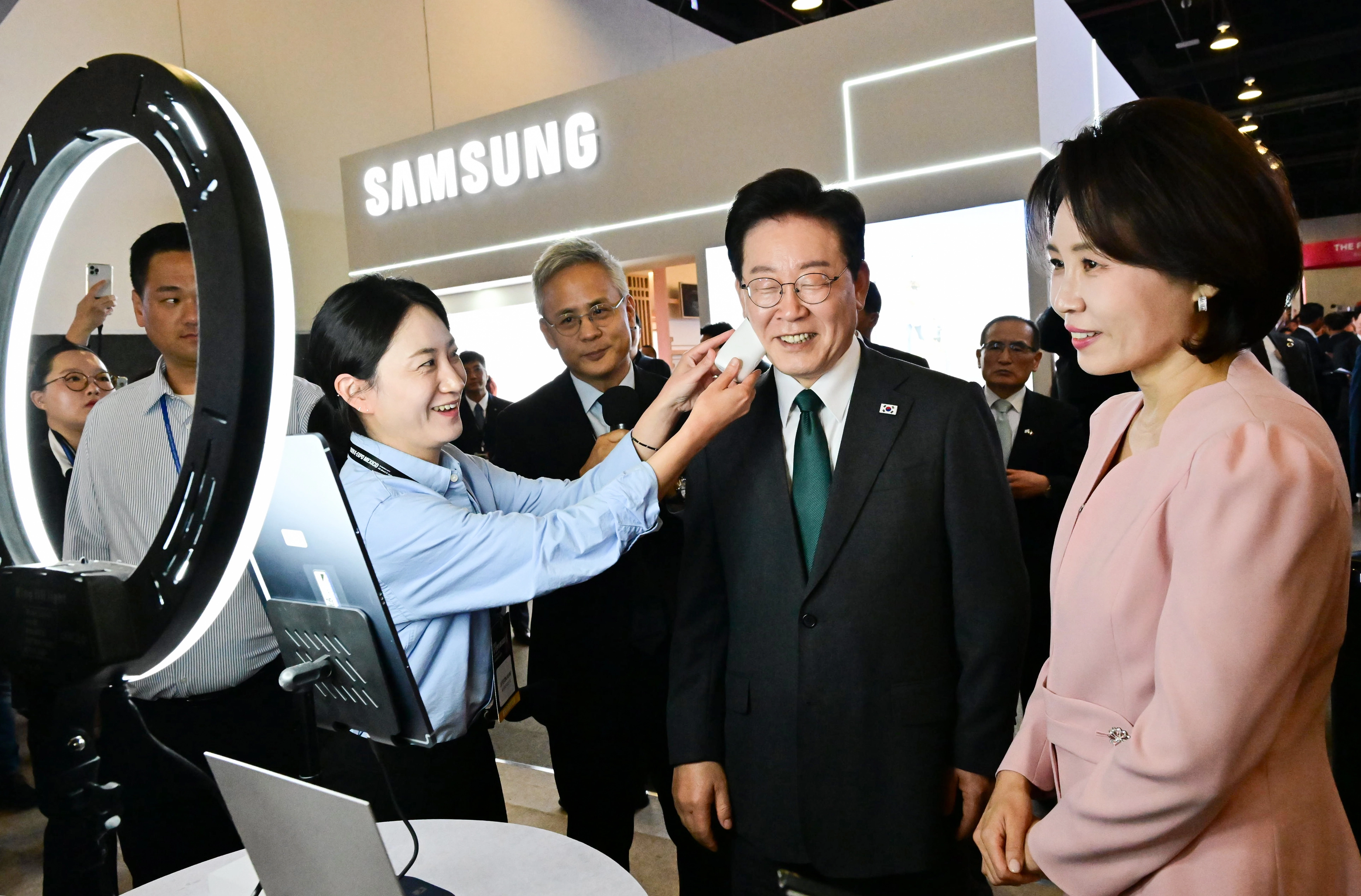 이재명 대통령, K-엑스포 아모레퍼시픽 부스 방문이재명 대통령, K-엑스포 아모레퍼시픽 부스 방문
    (멕시코시티=연합뉴스) 한상균 기자 = 이재명 대통령과 김혜경 여사가 25일(현지시간) 멕시코시티 월드트레이드센터에서 열린 K-엑스포 아모레퍼시픽 부스를 찾아 AI피부진단테스트기 체험을 하고 있다. 2026.9.26
    xyz@yna.co.kr
(끝)


<저작권자(c) 연합뉴스, 무단 전재-재배포, AI 학습 및 활용 금지>