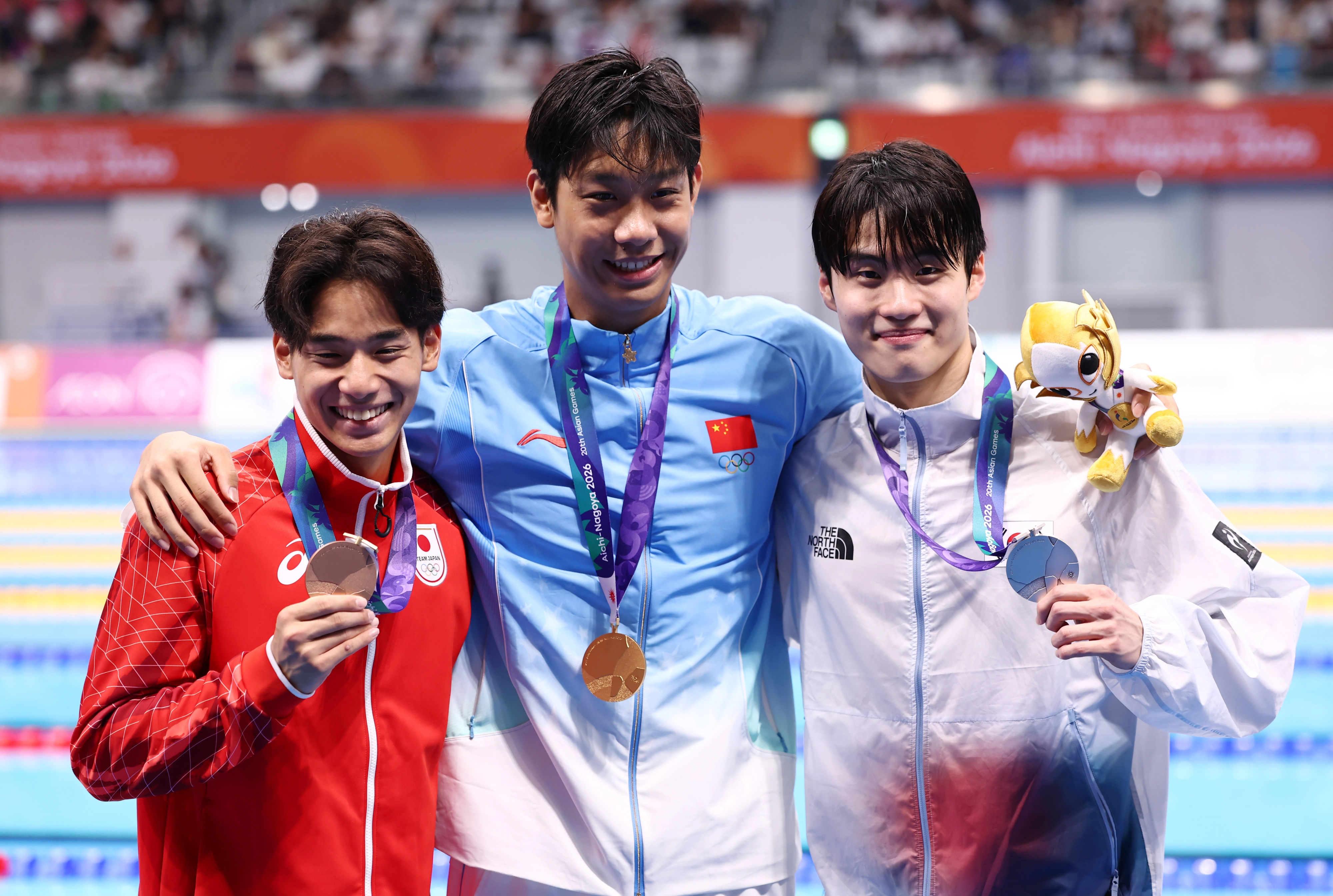 중국의 장잔숴(가운데)가 23일 일본 도쿄 아쿠아틱스센터에서 열린 2026 아이치·나고야아시안게임 수영 남자 자유형 200m를 마치고 시상대에서 은메달의 황선우(오른쪽), 동메달의 무라사 다쓰야(일본)와 함께 기념사진을 찍고 있다. 2026.9.23 도쿄 연합뉴스