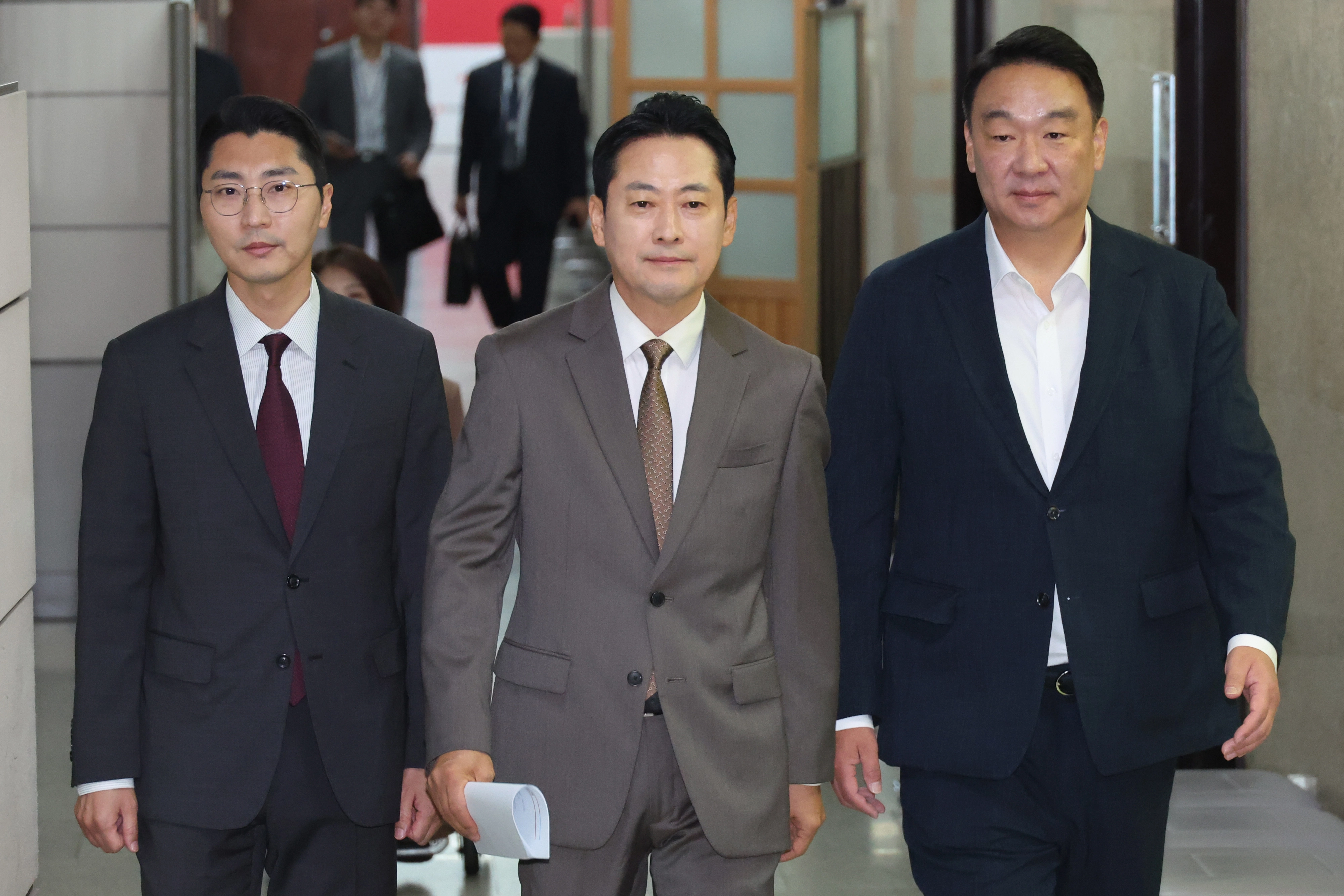 장동혁 국민의힘 대표가 27일 국회에서 열린 기자회견에 참석하기 위해 이동하고 있다. 왼쪽부터 박준태 당대표 비서실장, 장 대표, 정희용 사무총장.
뉴스1
