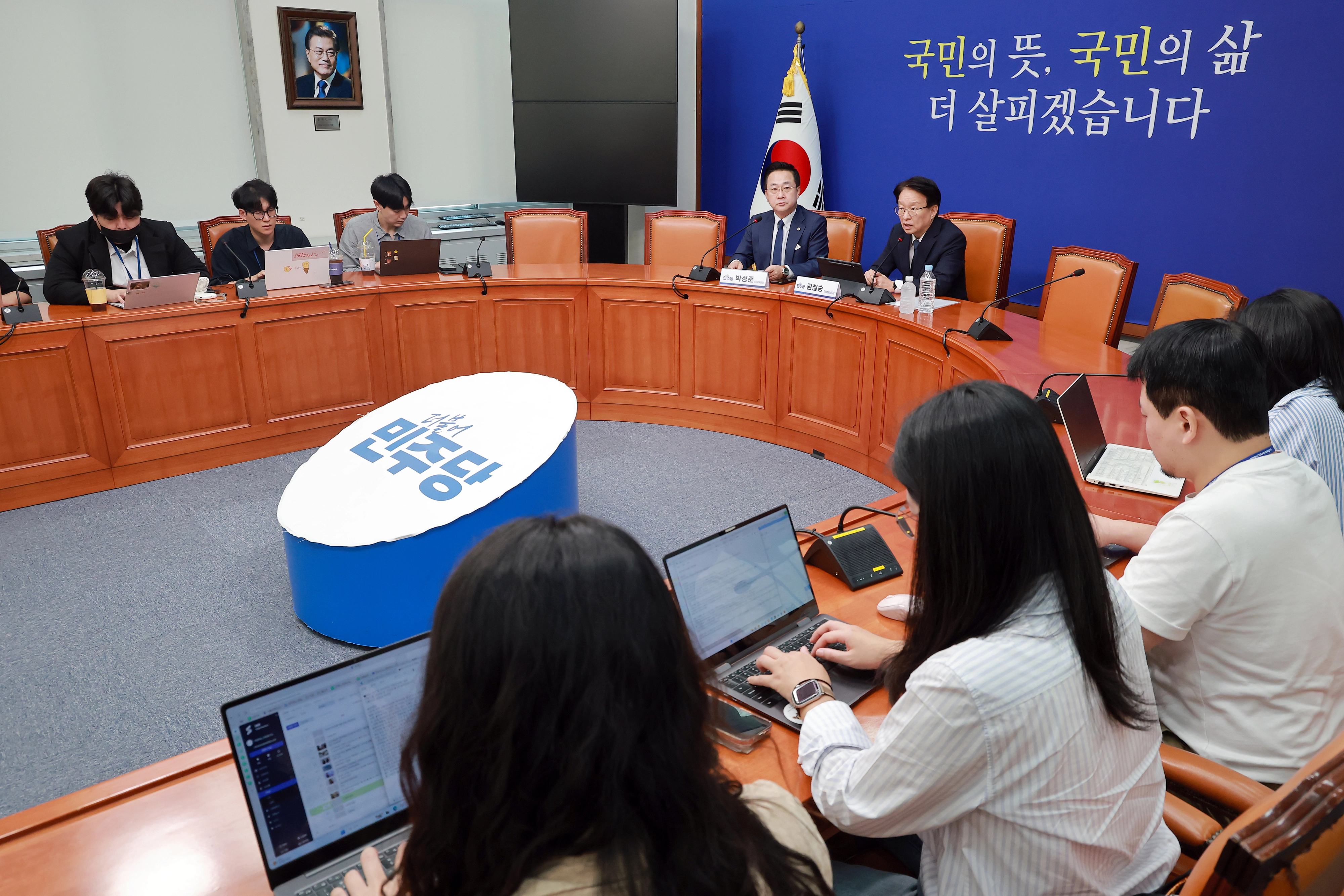 더불어민주당 권칠승 정책위의장과 박성준 수석대변인이 27일 국회에서 추석민심 기자간담회를 하고 있다. 2026.9.27 연합뉴스