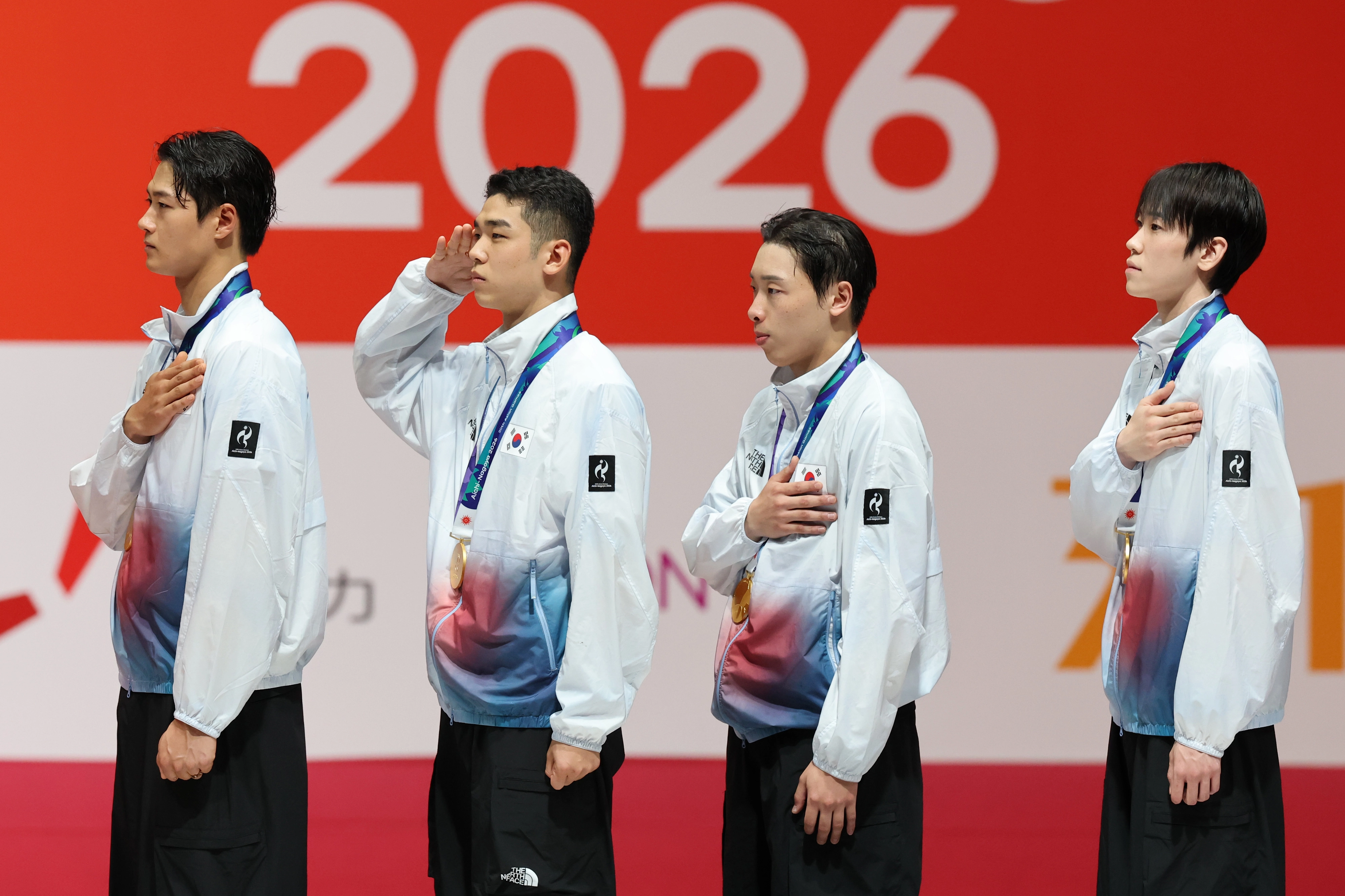 우리는 금빛 대한민국26일 일본 아이치현 도코나메 아이치 스카이 엑스포에서 열린 2026 아이치·나고야 아시안게임 펜싱 남자 사브르 단체 시상식에서 금메달을 차지한 대한민국 선수들이 국기에 경례하고 있다. 2026.9.26 도코나메 연합뉴스