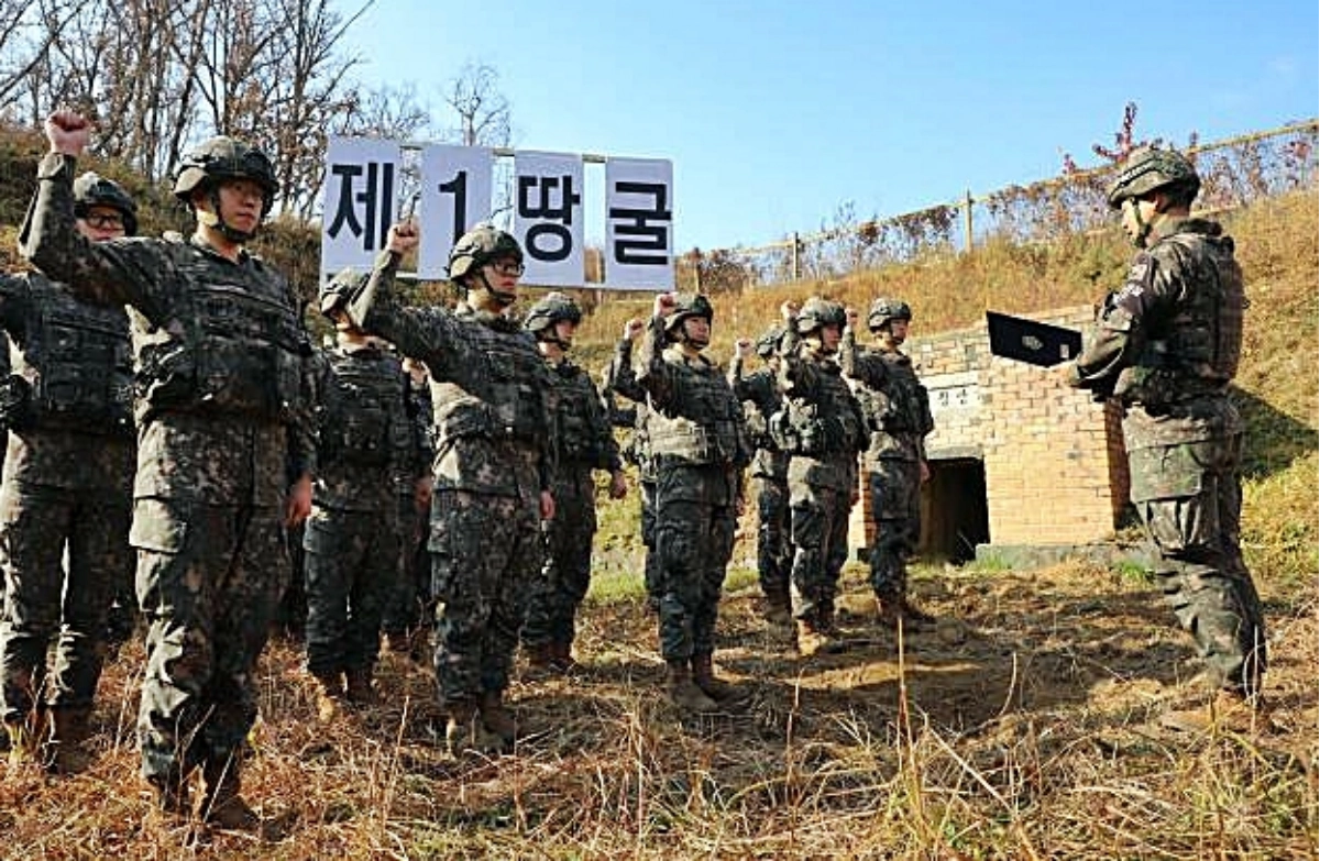 15일 제1땅굴 발견 50주년을 맞아 육군 25보병사단 장병들이 땅굴 앞에서 결의문을 낭독하고 있다. 2024.11.15 육군 제공