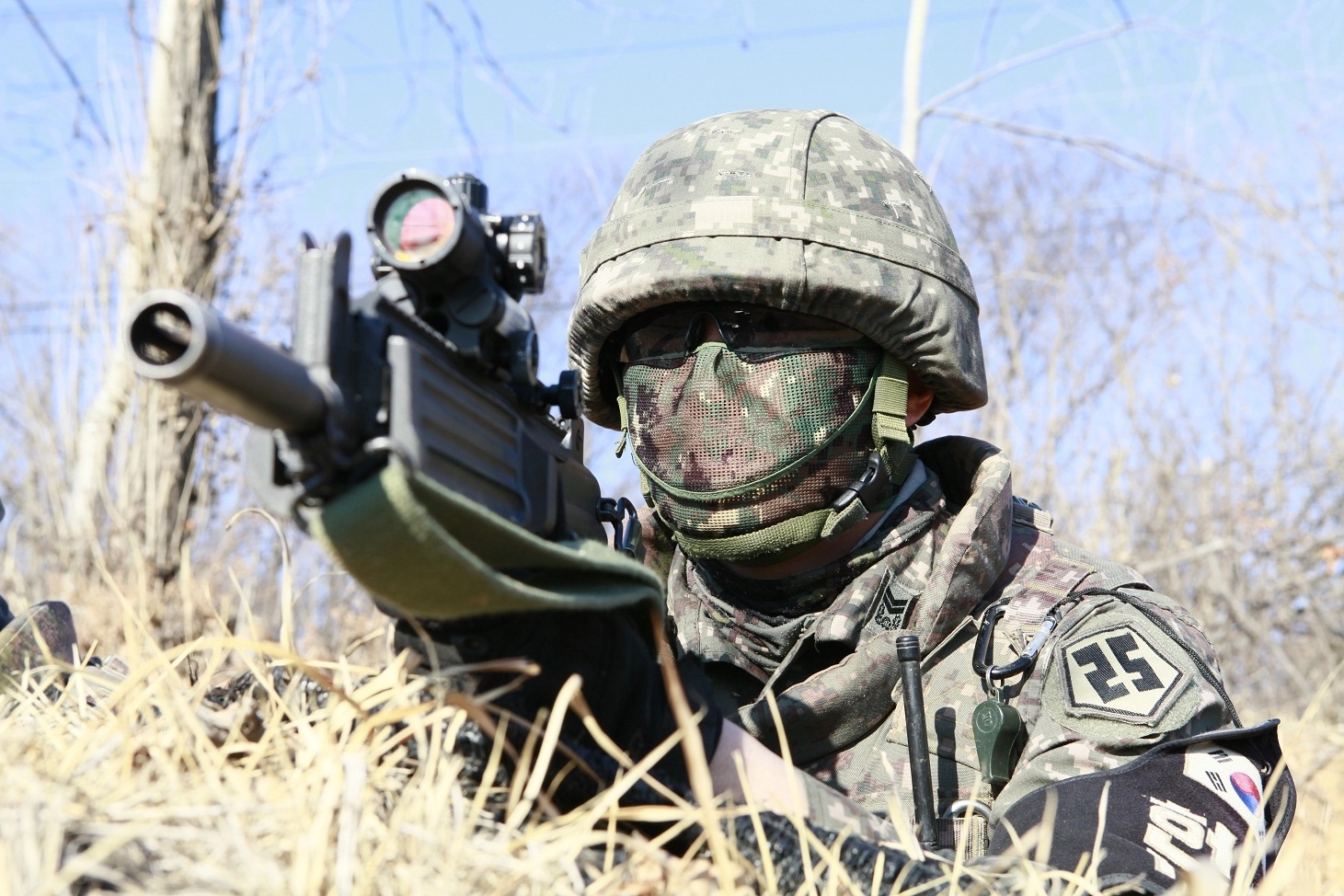 육군 25사단 장병이 비무장지대(DMZ) 수색작전 투입간 경계작전을 서고 있는 모습. 2019.3.17 육군 제공