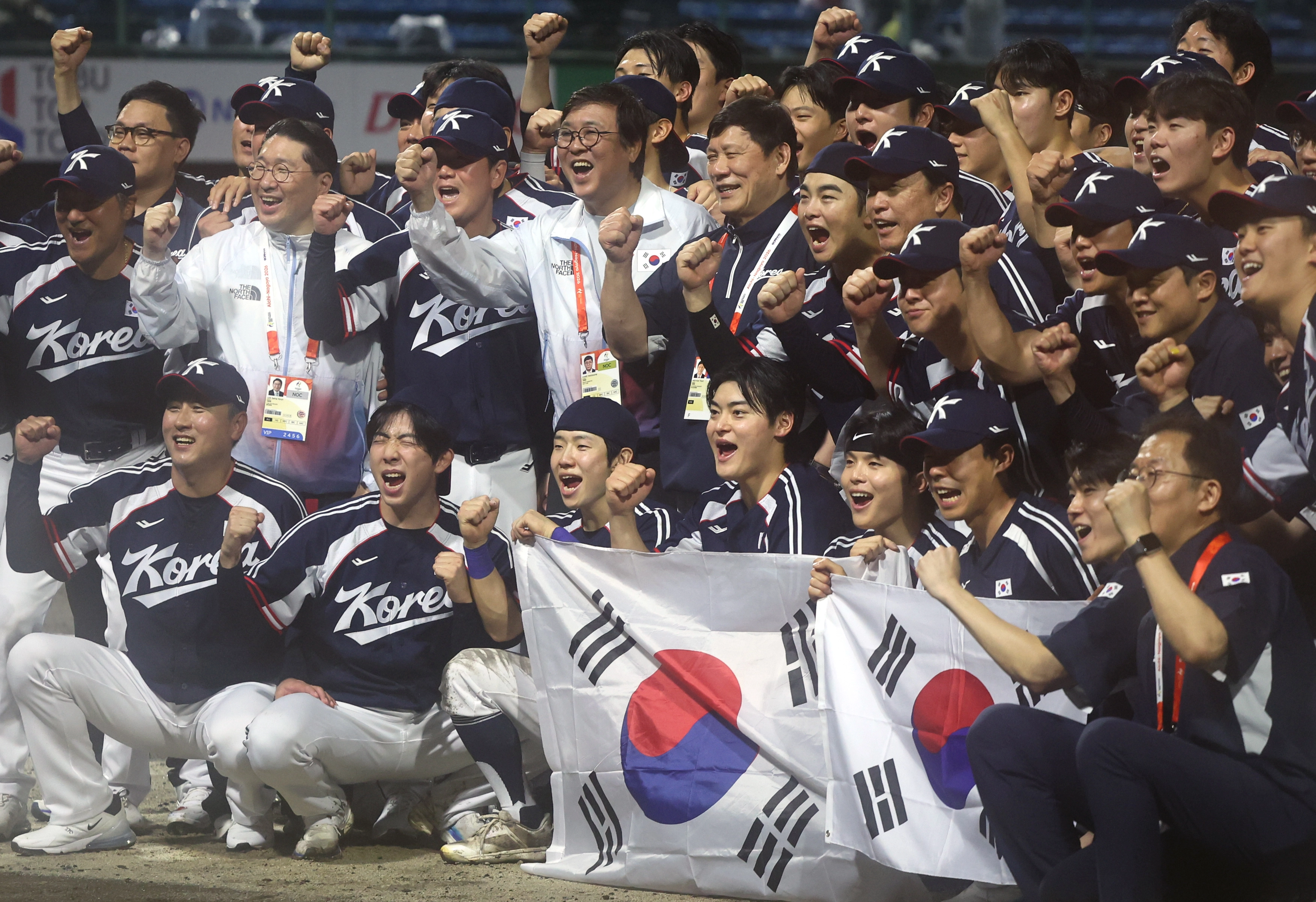 기념촬영하는 한국 선수들27일 일본 아이치현 도요하시 시민구장에서 열린 2026 아이치·나고야 아시안게임 결승 한국과 일본의 경기. 승리하며 금메달을 획득한 한국 선수들이 기념촬영을 하고 있다. 2026.9.27 연합뉴스