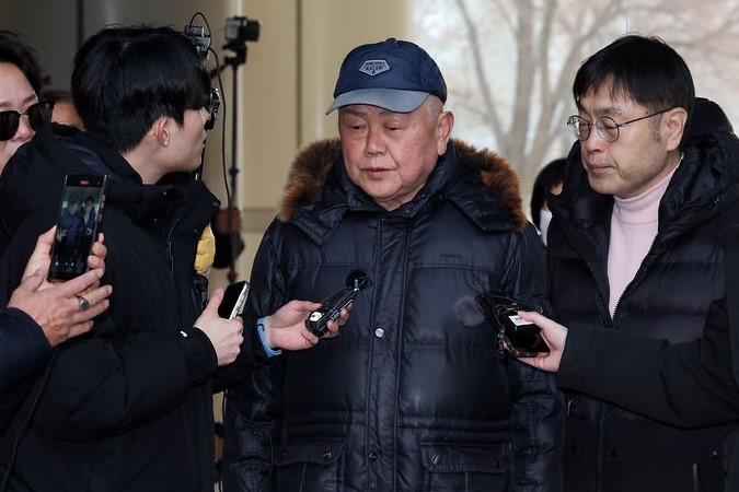 김건희 여사에 대한 이른바 ‘쥴리 의혹’을 제기한 안해욱(가운데) 전 한국초등학교태권도연맹 회장이 서울 서초구 서울중앙지법에서 열린 구속 전 피의자 심문(영장실질심사)에 참석하기 전 취재진의 질문에 답하고 있다. 2024.2.1 뉴시스 자료사진
