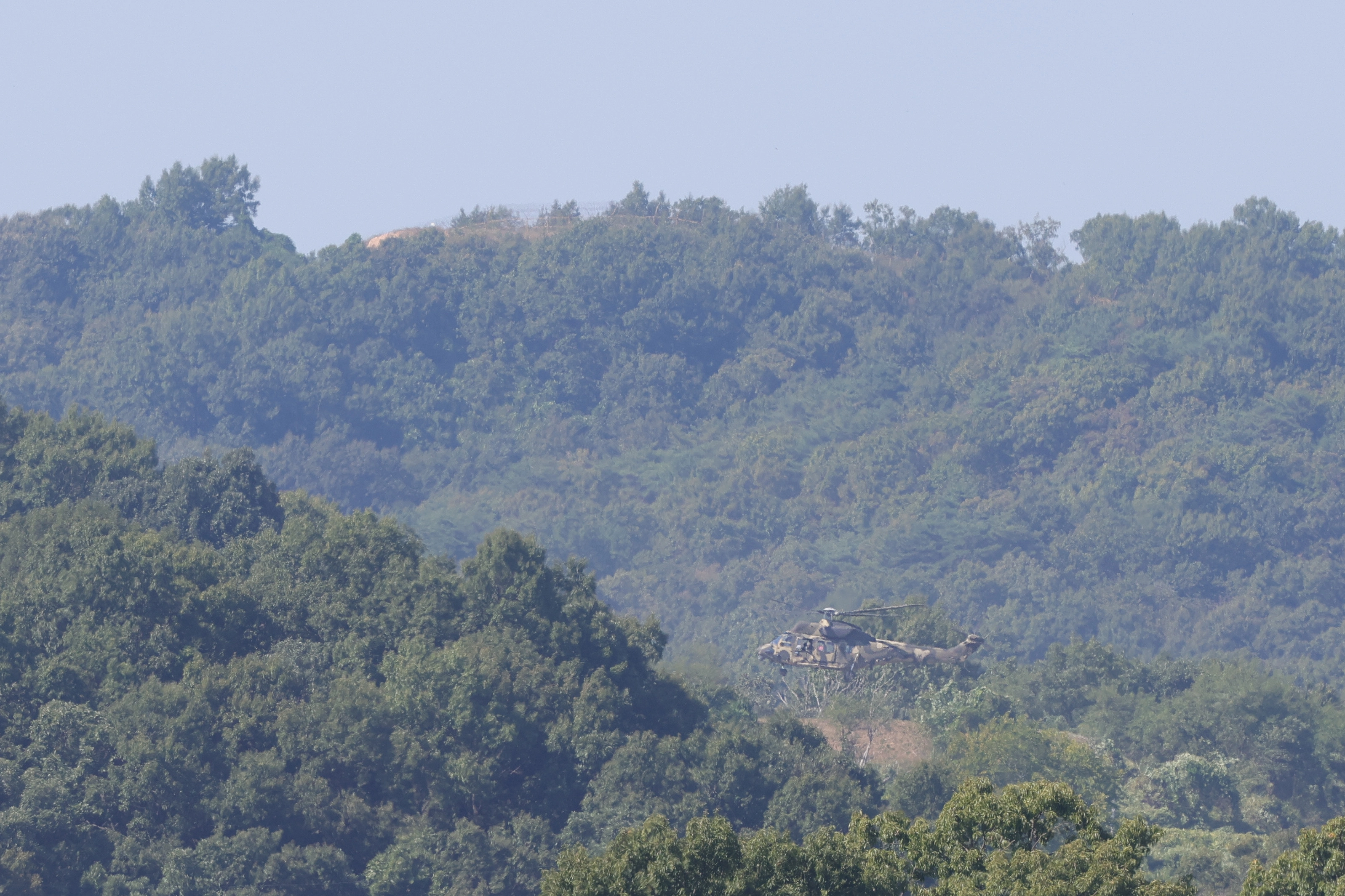 DMZ 인근에서 이동 중인 수리온 헬기22일 오후 경기도 파주시 서부전선 비무장지대(DMZ) 남방한계선 상공에서 수리온 헬기가 이동하고 있다. 전날 인근 DMZ에서 지뢰 추정 폭발 사고로 육군 장병들이 중상을 입어 군 당국이 정확한 사고 원인을 조사 중이다. 2026.9.22 연합뉴스