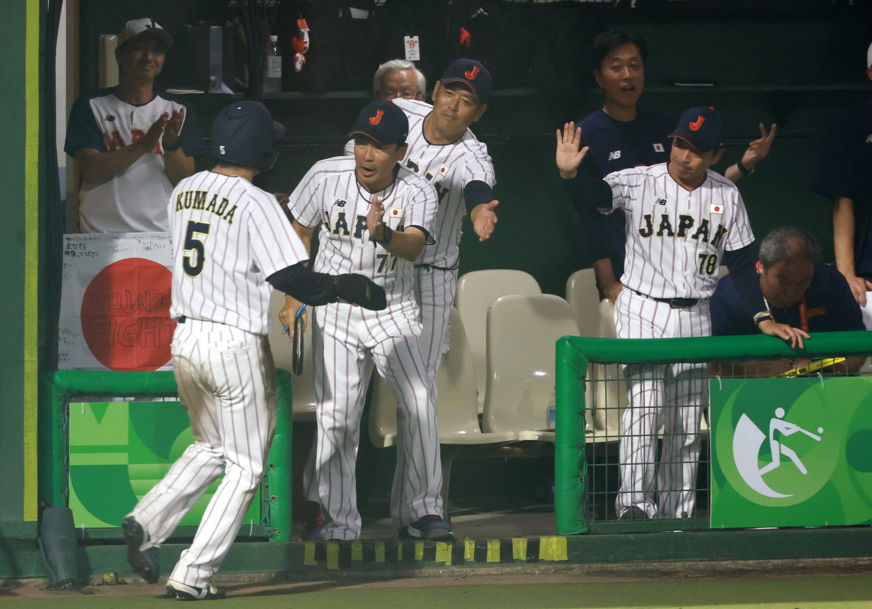 25일 일본 아이치현 도요하시 시민구장에서 열린 2026 아이치·나고야 아시안게임 남자 야구 슈퍼라운드 1차전 한국과 일본의 경기, 6회말 2사 1,2루에서 일본 야노의 안타에 홈인한 쿠마다가 덕아웃으로 들어가며 환영받고 있다. 도요하시 뉴시스