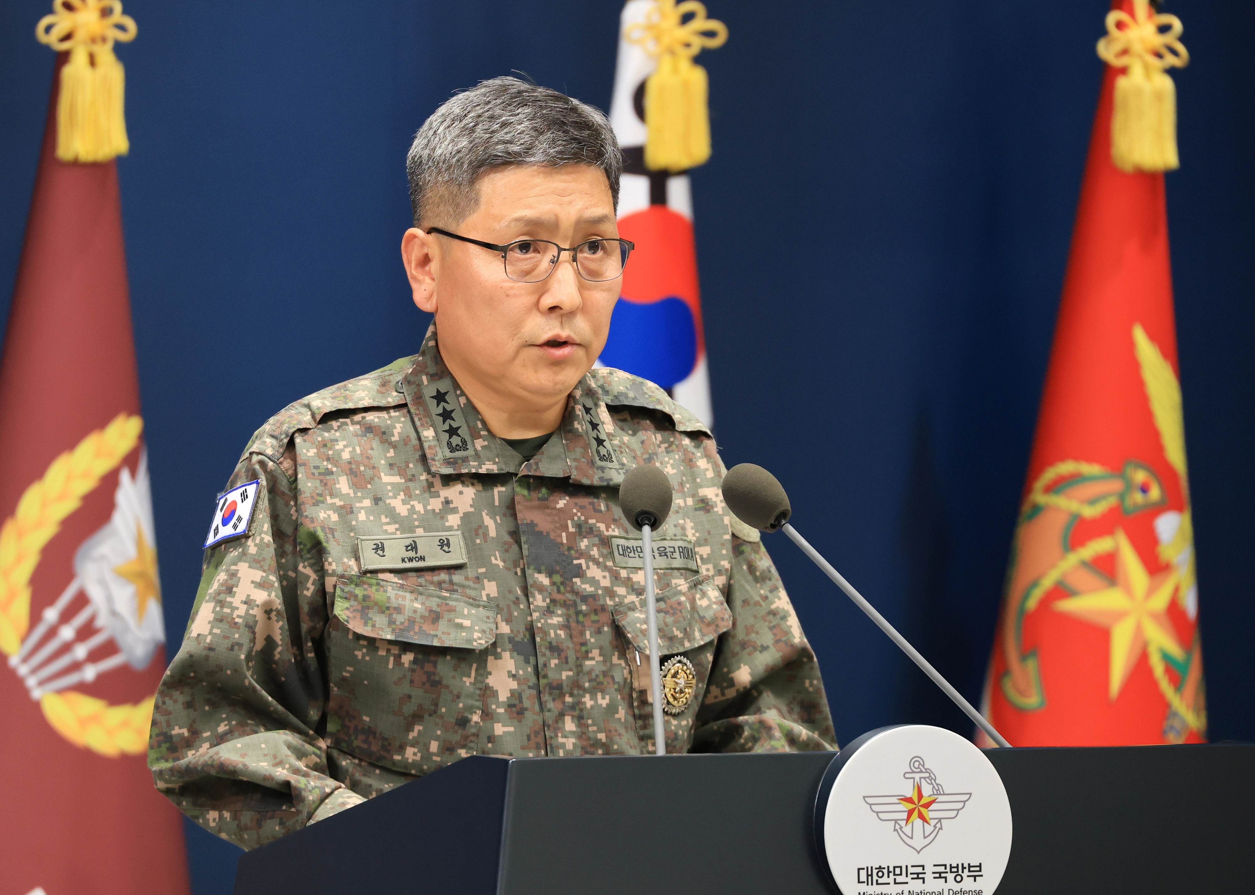 국방부 지뢰 폭발 사고 브리핑권대원 합동참모본부 차장이 28일 서울 용산구 국방부에서 ‘비무장지대 지뢰 추정 폭발 사고’ 관련 브리핑을 하고 있다. 2026.9.28  연합뉴스