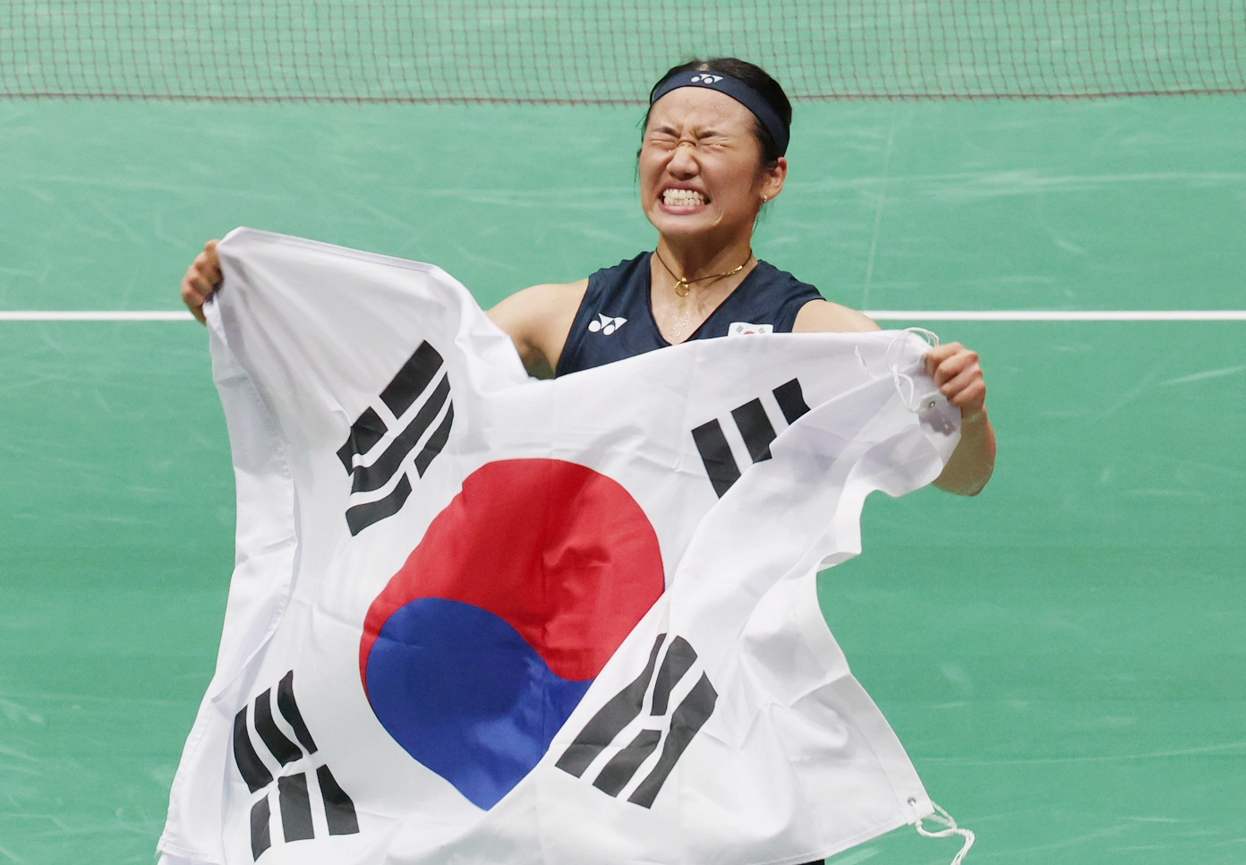 29일 일본 아이치현 이치노미야 시립체육관에서 열린 2026 아이치·나고야 아시안게임 배드민턴 여자 단식 결승 대한민국 안세영과 일본 야마구치 아카네의 경기. 
    승리를 거두며 2022 항저우 대회에 이어 2회 연속 여자 단식 정상을 지켜낸 안세영이 태극기를 들고 환호하고 있다.  2026.9.29 이치노미야 연합뉴스