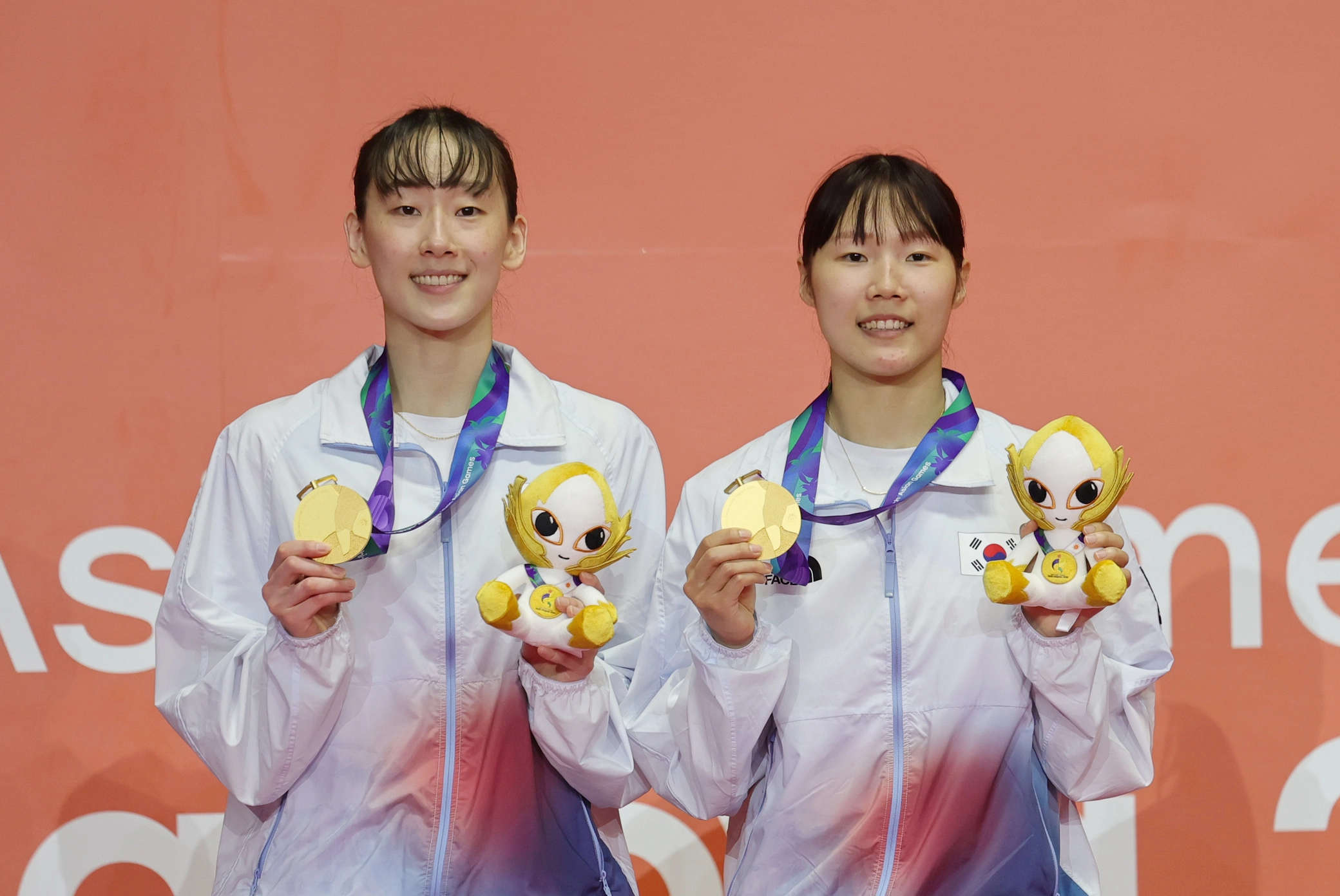 29일 이소희(왼쪽)와 백하나가 같은 장소에서 열린 배드민턴 여자 복식 우승을 차지한 뒤 금메달을 들어 보이는 모습.
연합뉴스