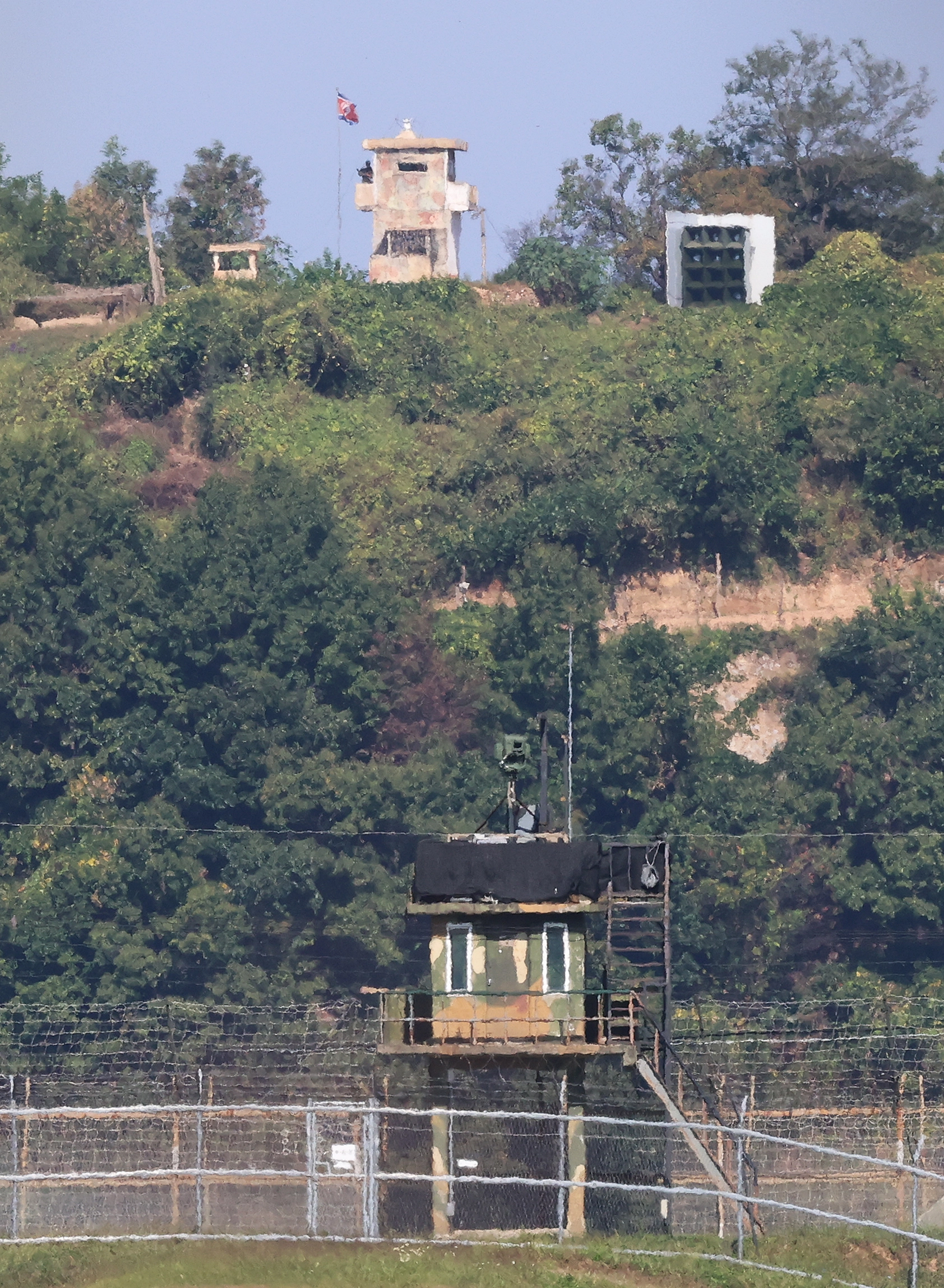 서부전선 비무장지대(DMZ)에서 우리 군 장병들이 다친 지뢰 폭발 사고 원인이 북한군이 매설한 지뢰일 가능성이 매우 높다는 군의 판단이 나온 가운데 29일 경기 파주 접경지역에서 마주보고 있는 남과 북의 초소에 긴장감이 감돌고 있다.
뉴스1
