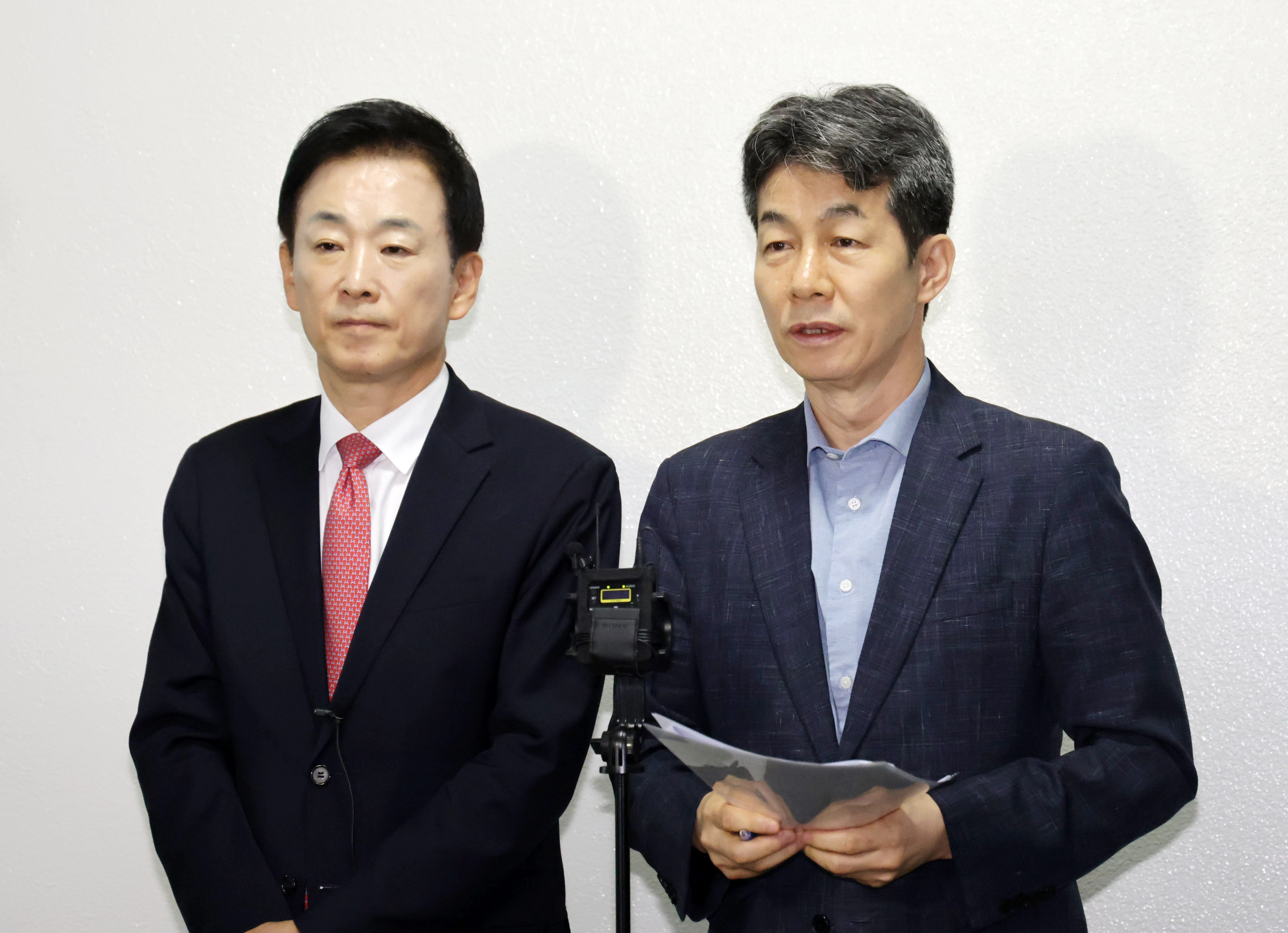 정보위 여야 간사인 윤건영 더불어민주당(오른쪽), 유영하 국민의힘 의원이 30일 서울 여의도 정보위원회 전체회의를 마친 후 브리핑하고 있다. 뉴스1