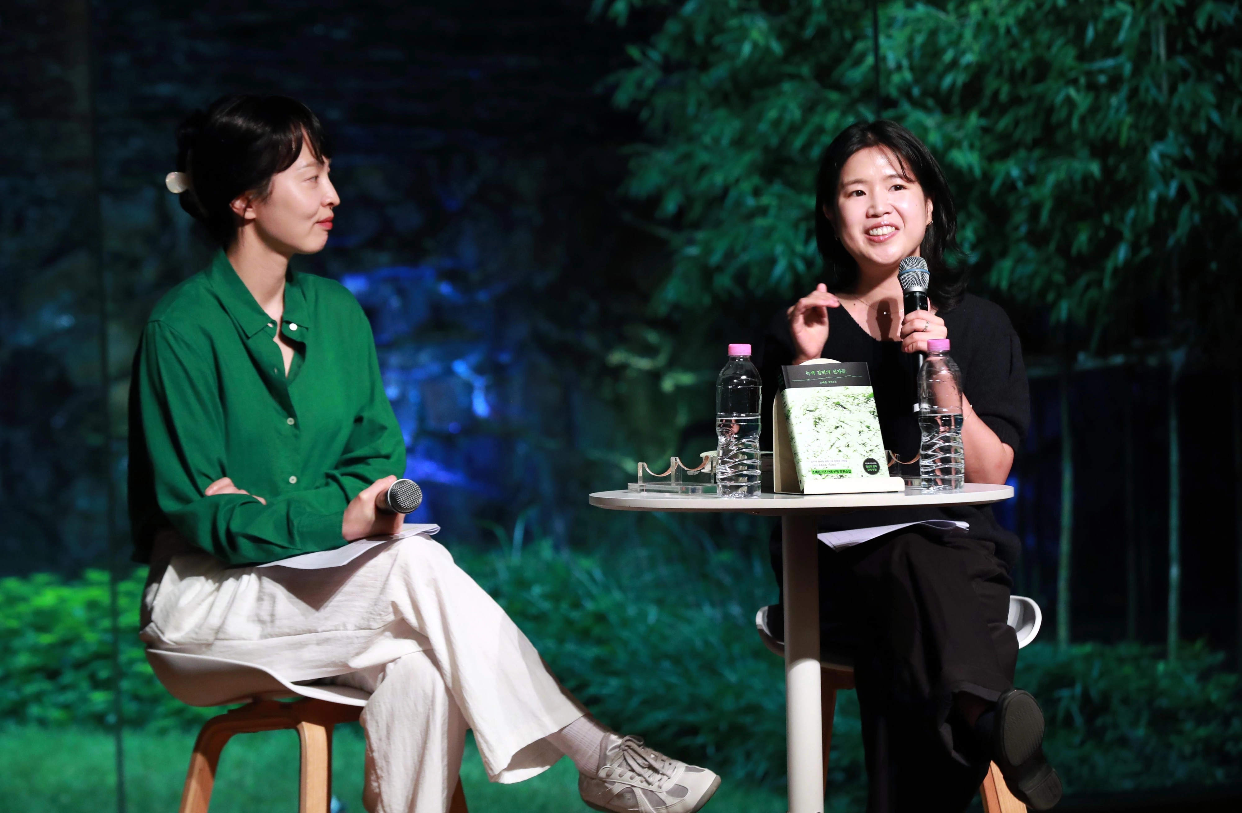 소설가 조예은(오른쪽)이 신작 ‘녹색 절벽의 신자들’ 북토크에서 독자들에게 작품에 대해 설명하고 있다. kt밀리의서재 제공