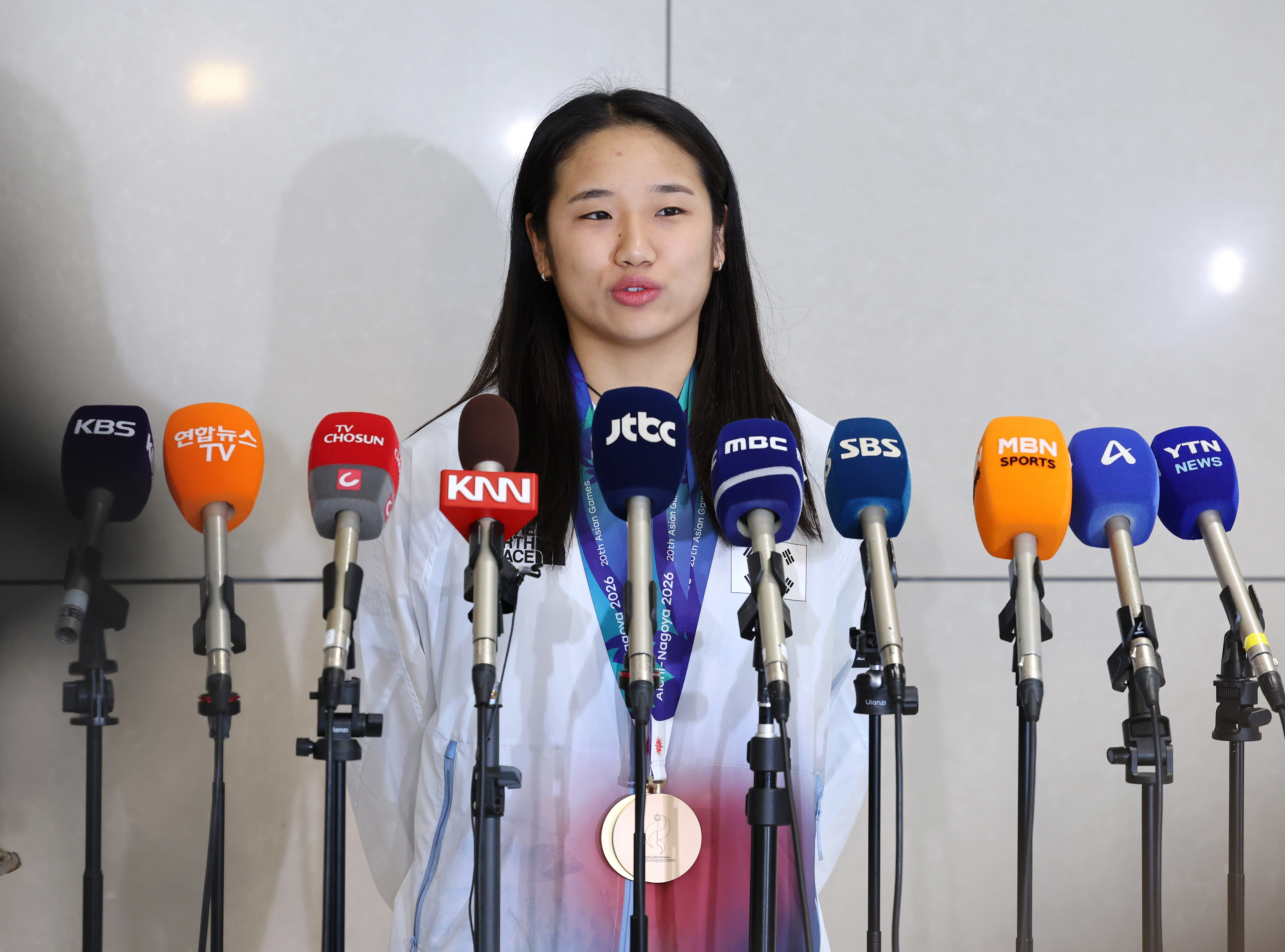 아시안게임 배드민턴 여자 단식 사상 첫 2연패를 달성한 배드민턴 ‘세계 최강’ 안세영이 30일 인천국제공항 제2여객터미널을 통해 귀국해 인터뷰하고 있다. 2026.9.30 연합뉴스