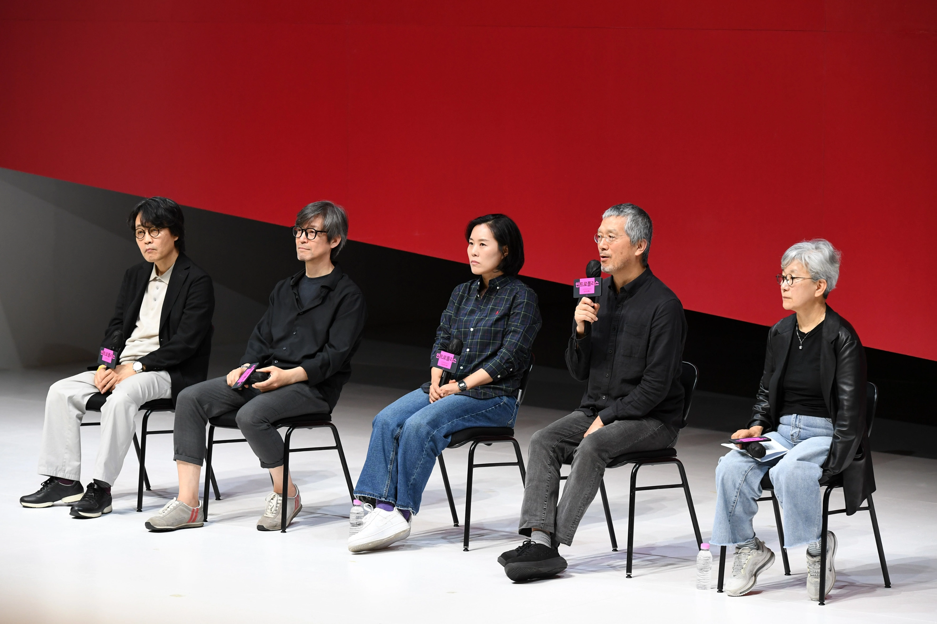 30일 서울 명동예술극장에서 국립극단 ‘안트로폴리스’ 연작의 3~5부를 설명하는 기자간담회가 열렸다. 사진 오른쪽부터 박정희 국립극단 단장 겸 예술감독, ‘오이디푸스’ 연출 강량원, ‘이오카스테’ 연출 서지혜, ‘안티고네/에필로그’ 연출 정영두, 임일진 무대미술가. 국립극단 제공