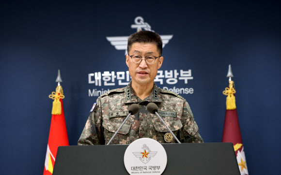 강현우 합참 작전본부장이 30일 서울 용산구 국방부에서 비무장지대(DMZ) 지뢰 폭발 관련 입장을 발표하고 있다. 2026.9.30 연합뉴스
