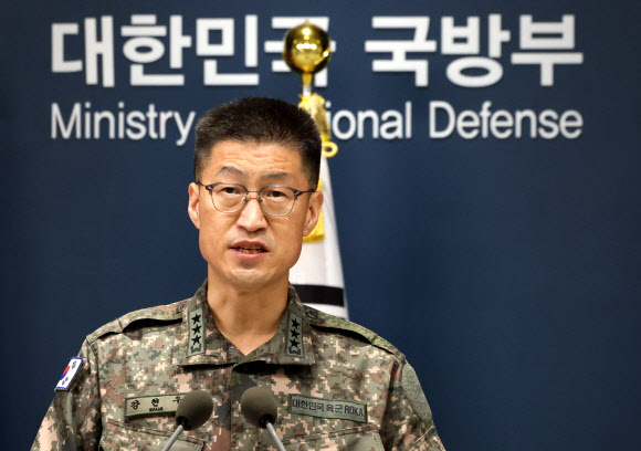 강현우 합참 작전본부장이 30일 서울 용산구 국방부에서 비무장지대(DMZ) 지뢰 폭발 관련 입장을 발표하고 있다. 2026.9.30 연합뉴스