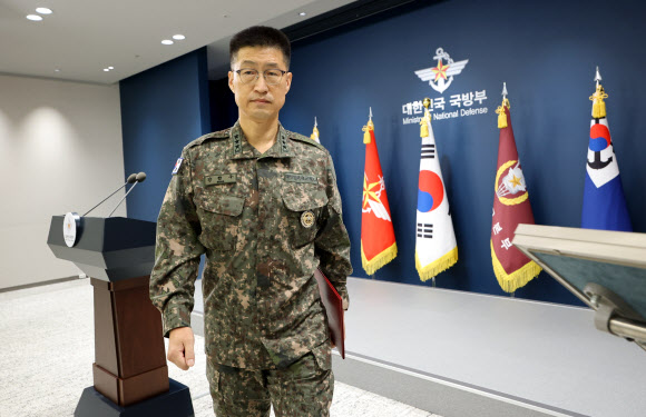 강현우 합참 작전본부장이 30일 서울 용산구 국방부에서 비무장지대(DMZ) 지뢰 폭발 관련 입장 발표를 마친 뒤 이동하고 있다. 2026.9.30 연합뉴스