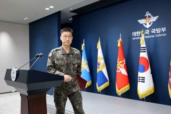 강현우 합참 작전본부장이 30일 서울 용산구 국방부에서 비무장지대(DMZ) 지뢰 폭발 관련 입장을 발표한 뒤 브리핑실을 나서고 있다. 2026.9.30 연합뉴스