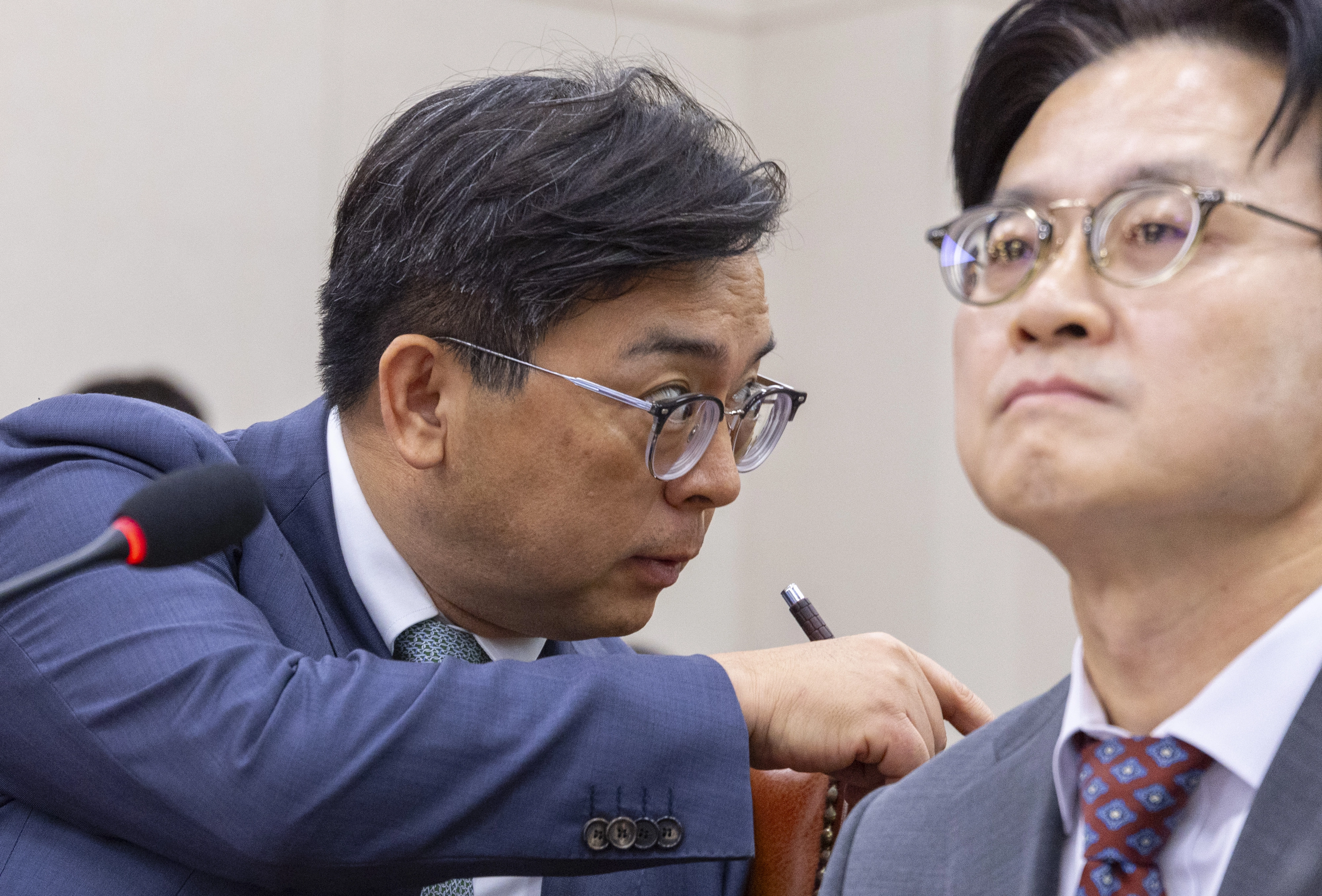 대미 투자 관련 국회 보고 준비하는 박정성 통상교섭본부장박정성 통상교섭본부장(왼쪽)이 22일 국회 산업통상중소벤처기업위원회에 ‘대한민국과 미합중국 간 전략적투자의 운영 및 관리를 위한 특별법’에 따른 대미투자 사전보고를 하기 위해 회의장에 도착한 뒤 준비를 위해 관계자와 대화하고 있다. 연합뉴스