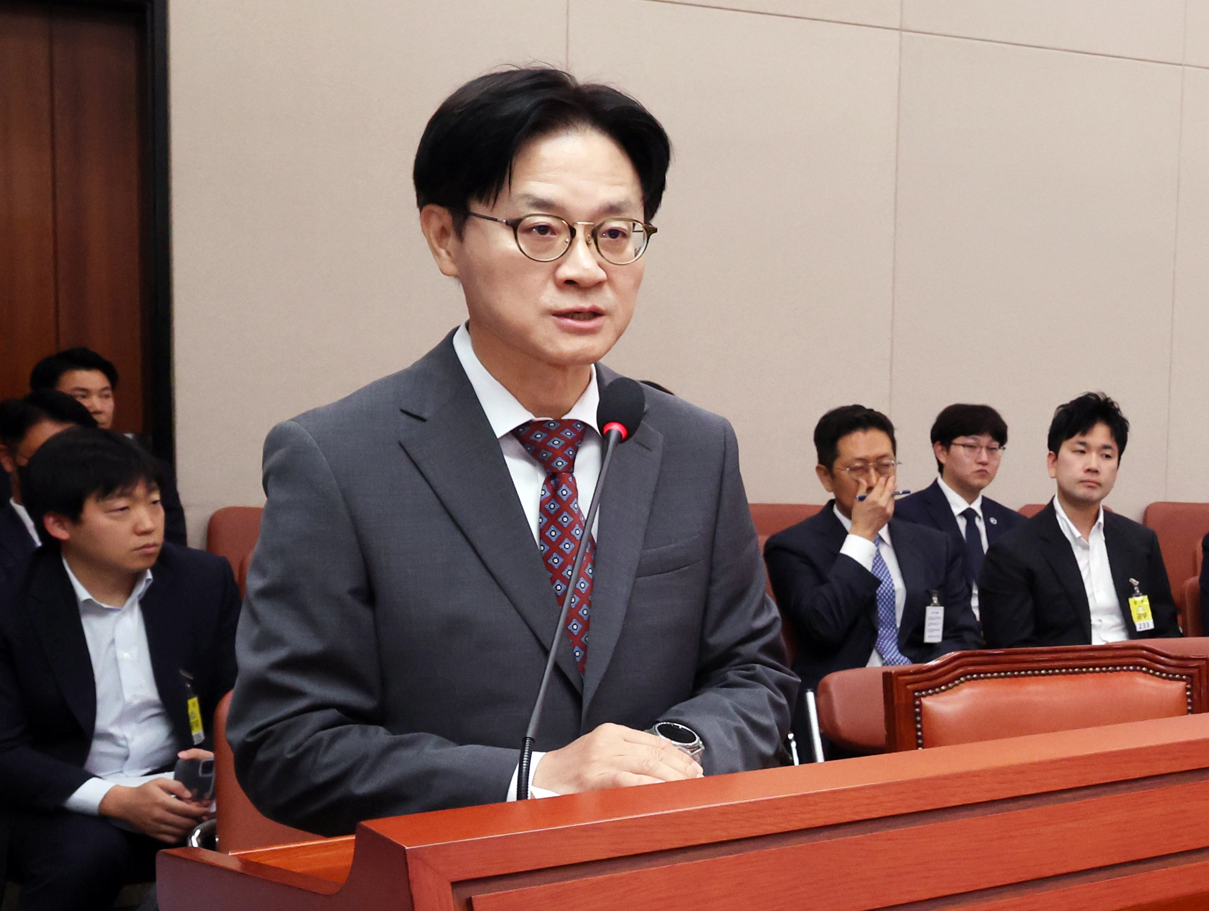 김정관 산업통상부 장관이 22일 오전 서울 여의도 국회에서 열린 산업통상자원중소벤처기업위원회 전체회의에서 ‘대한민국과 미합중국 간 전략적투자의 운영 및 관리를 위한 특별법’에 따른 대미투자 사전보고를 하고 있다.  2026.9.22 뉴스1