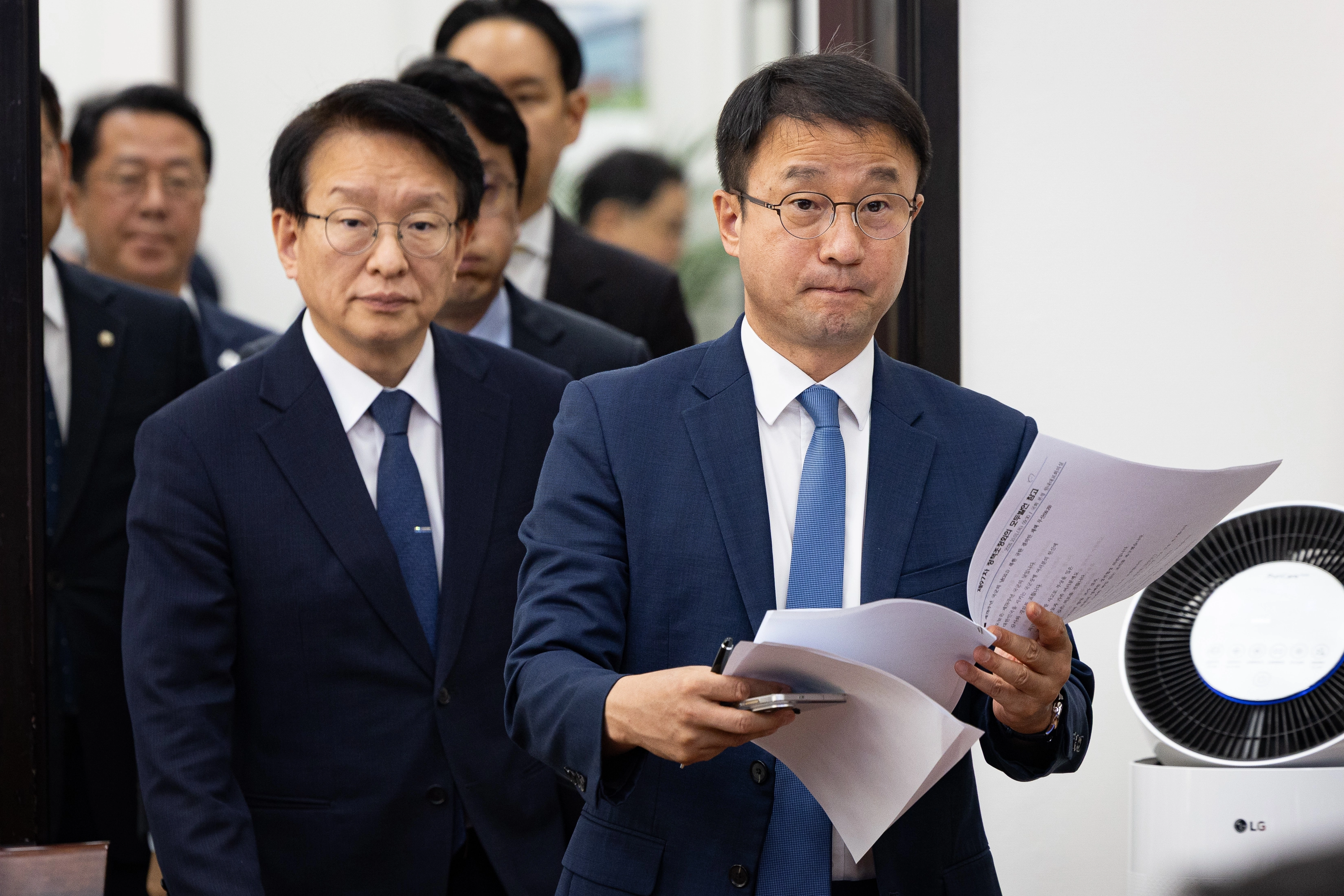 한병도 더불어민주당 원내대표와 권칠승 정책위의장을 비롯한 원내지도부가 1일 서울 여의도 국회에서 열린 정책조정회의에 참석하고 있다. 2026.10.1/뉴스1