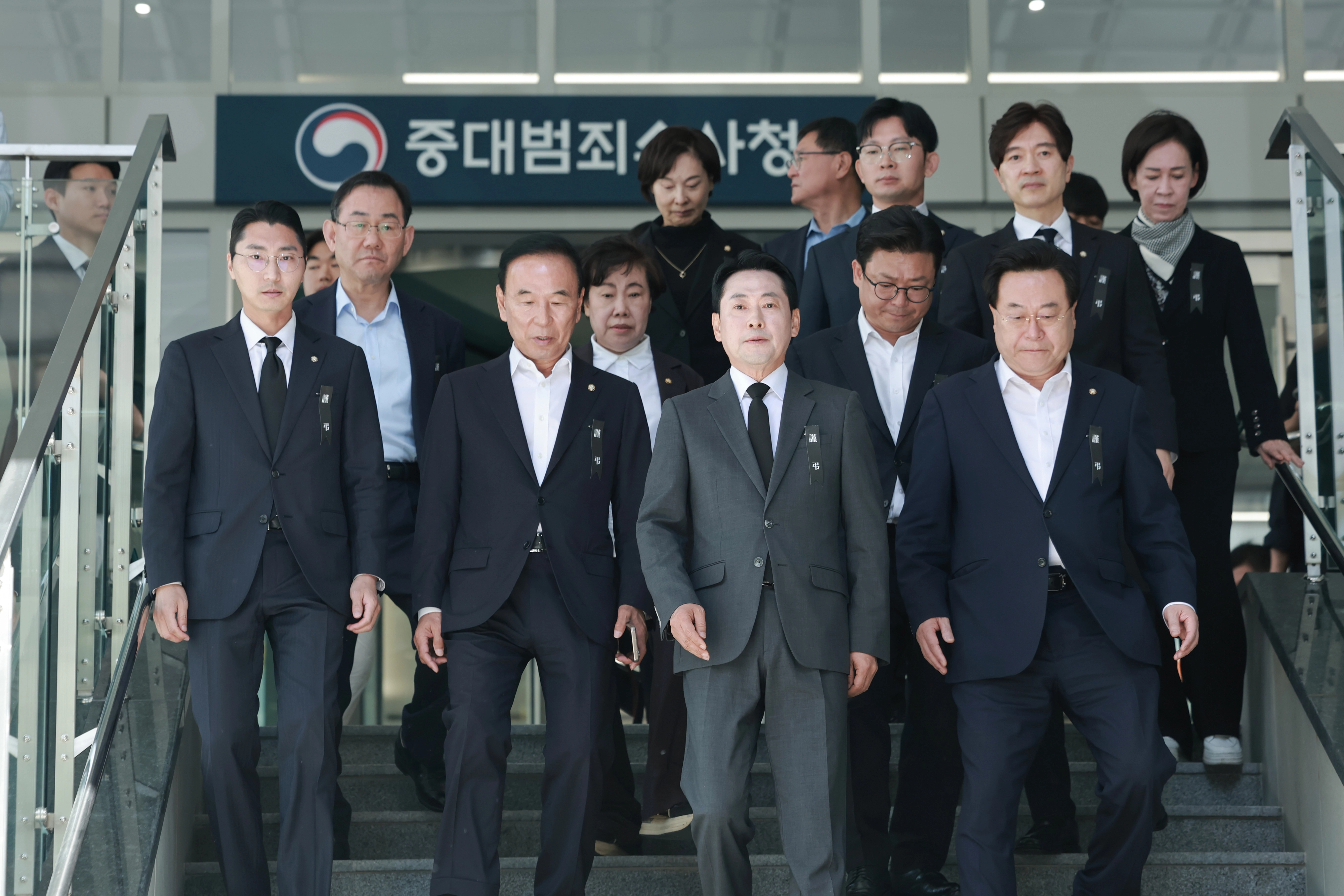 국민의힘 장동혁 대표가 검찰청 폐지와 공소청·중대범죄수사청 신설을 하루 앞둔 1일 서울 중구 중대범죄수사청 앞에서 열린 현장 의원총회를 마치고 중대범죄수사청 방문을 시도한 뒤 건물 출입구가 잠겨 있어 돌아가고 있다. 연합뉴스