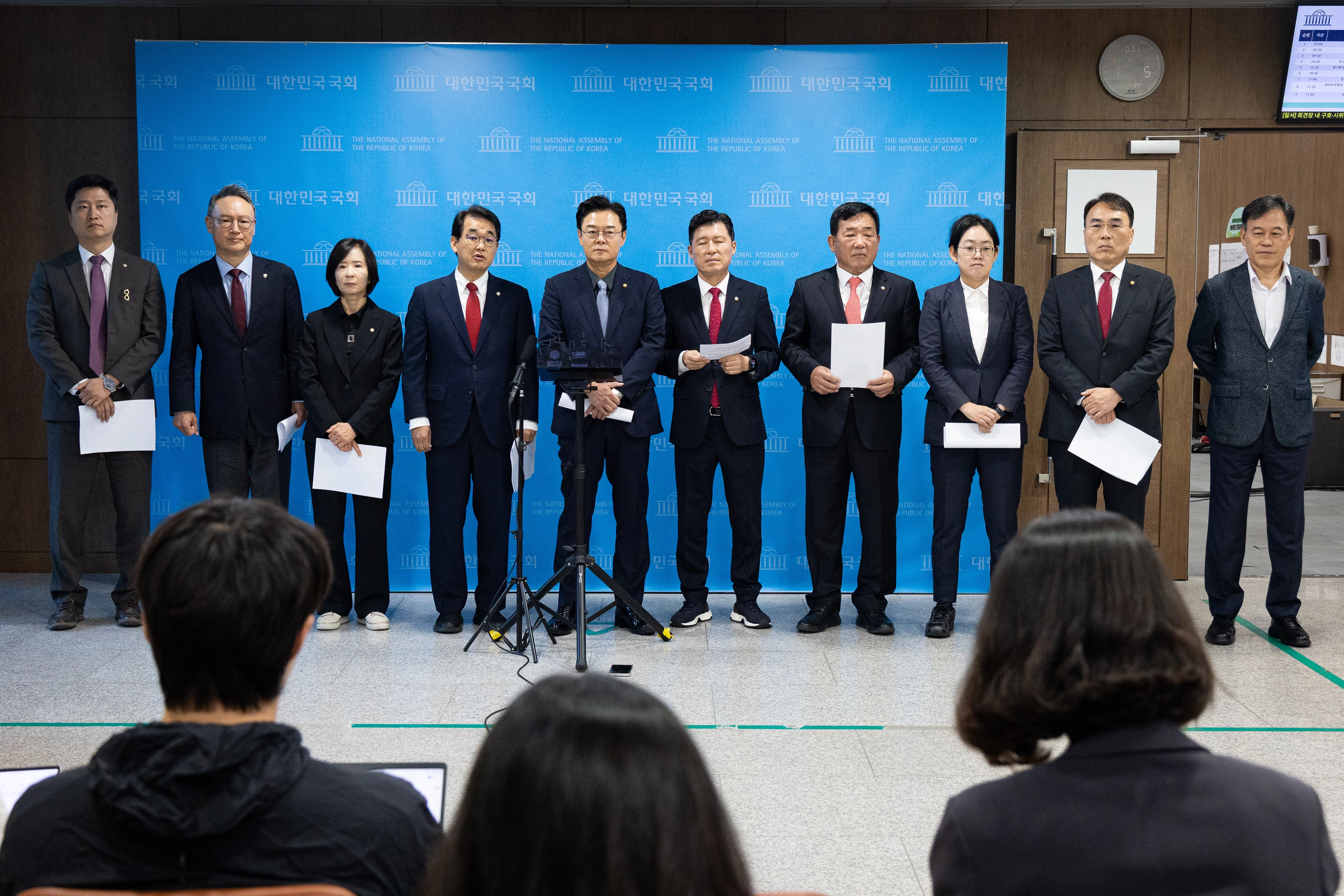 국회 산업통상자원중소벤처기업위원회·재정경제기획위원회 국민의힘 위원들이 1일 서울 여의도 국회 소통관에서 ‘알래스카 LNG 포함’ 대미투자 관련 이재명 정부의 굴종·무능 외교 긴급 규탄 기자회견 후 취재진 질문에 답하고 있다. 뉴스1