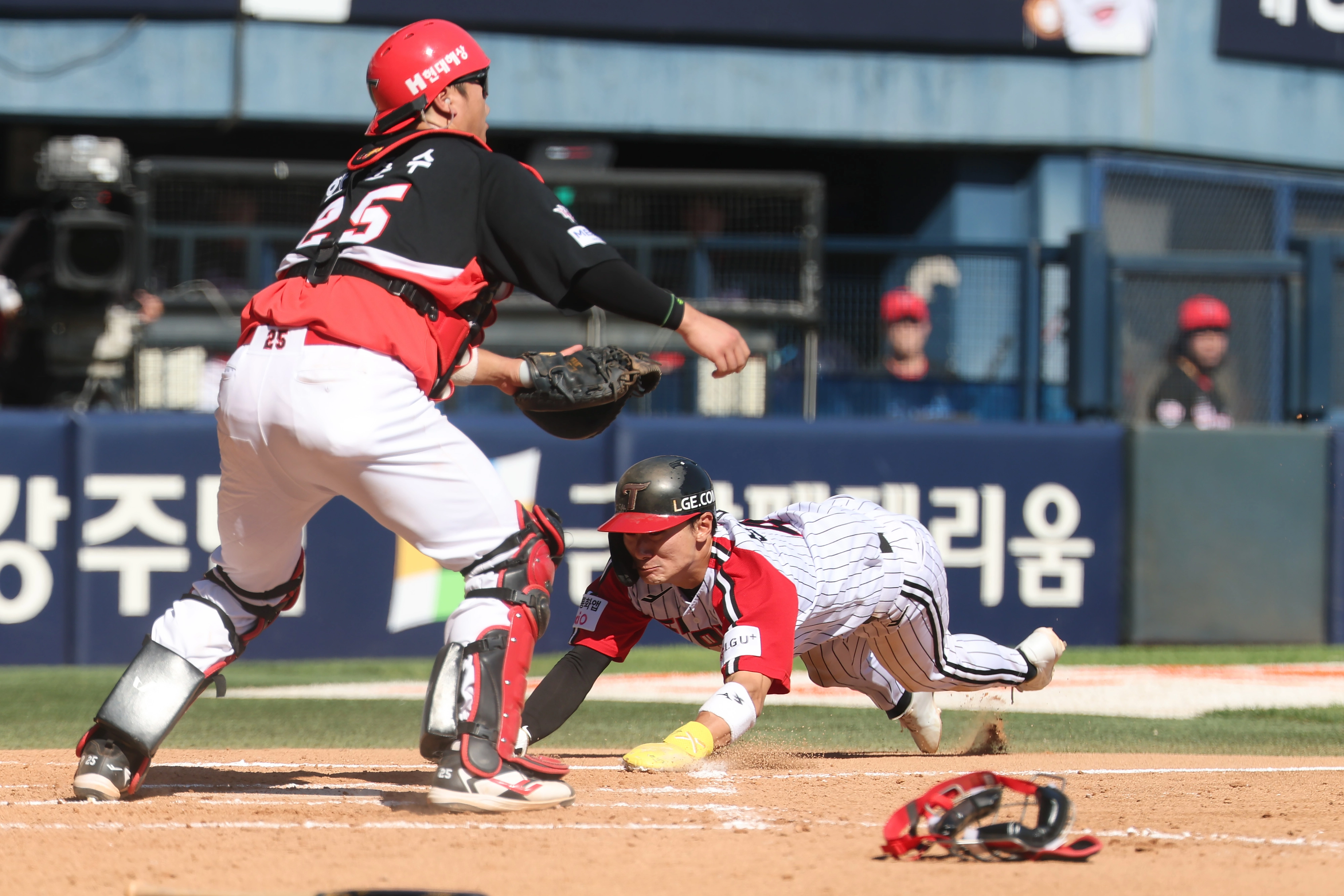 3일부터 이어지는 KIA와 LG의 잠실 3연전은 3-4위를 가르는 결정적인 승부처로 관심을 모으고 있다. 사진은 지난 5월31일 KIA-LG전.         LG 트윈스 제공