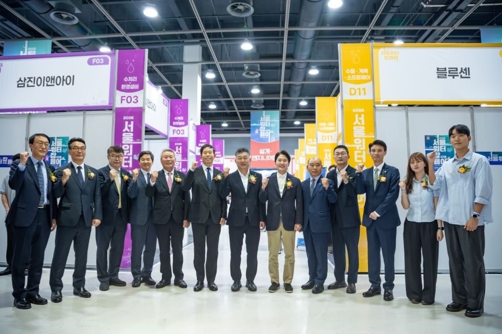 지난달 30일 양재 aT센터 제1전시장에서 열린 ‘2026 서울 워터 잡페어’ 개막식에서 참석자들과 기념촬영을 하는 이민석 위원장. 서울시의회 제공