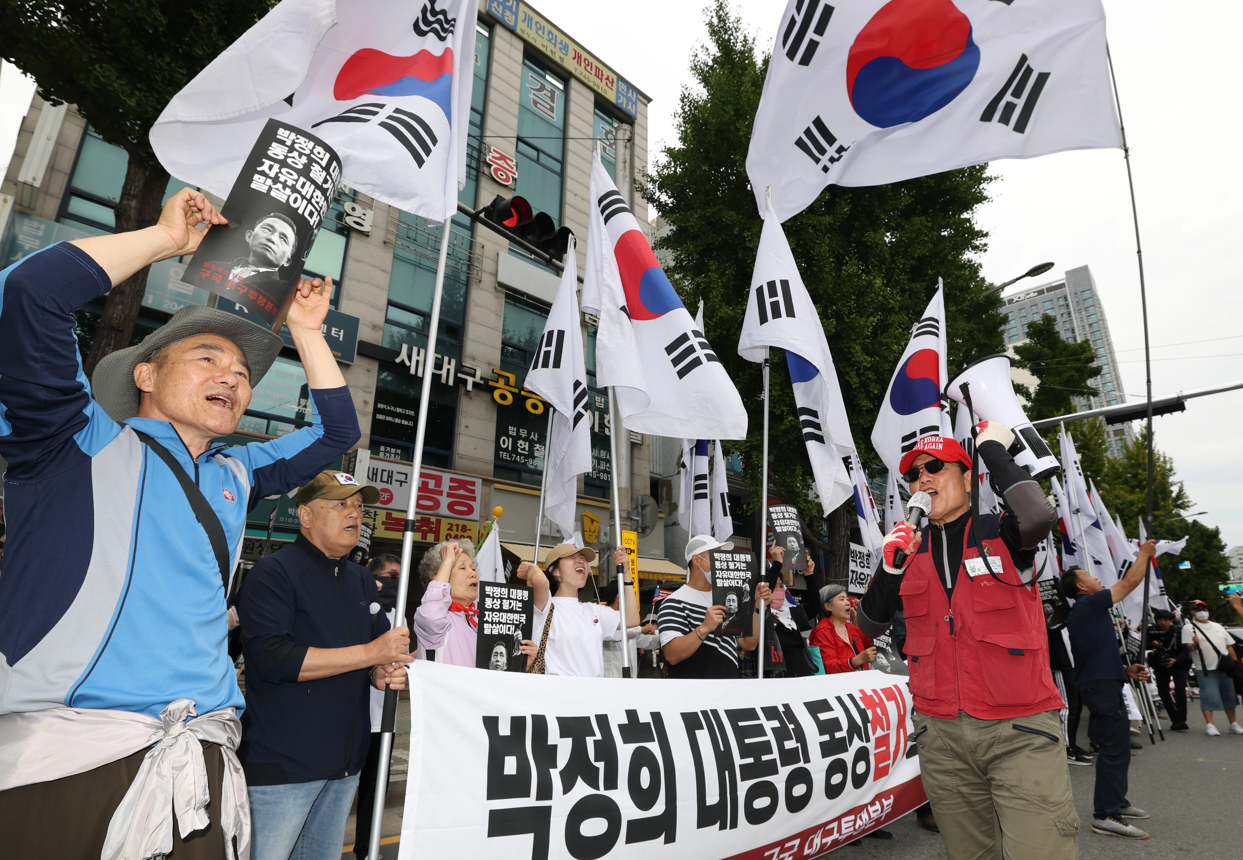 ‘박정희 동상 존치’ 환호하는 집회 참가자들1일 오전 대구지방법원에서 동대구역 광장 박정희 전 대통령 동상 존치 판결이 내려지자, 법원 앞에서 동상 철거 반대를 외치던 집회 참가자들이 환호하고 있다. 2026.10.1. 뉴스1