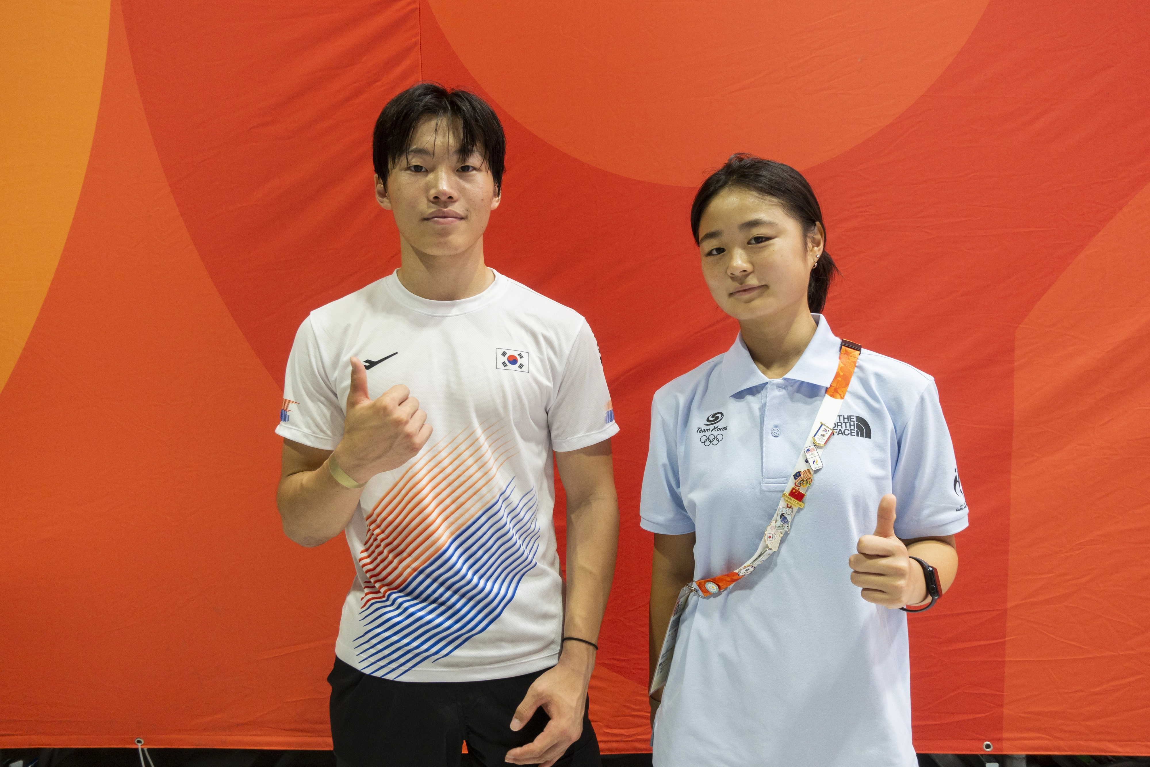 BMX 프리스타일 국가대표 김율(왼쪽)과 오시내가 27일 일본 도코나메 아이치 스카이 엑스포에서 열린 2026 아이치·나고야 아시안게임 사이클 BMX 프리스타일 파크 경기를 마치고 함께 기념사진을 찍고 있다. 2026.9.27 도코나메 류재민 기자