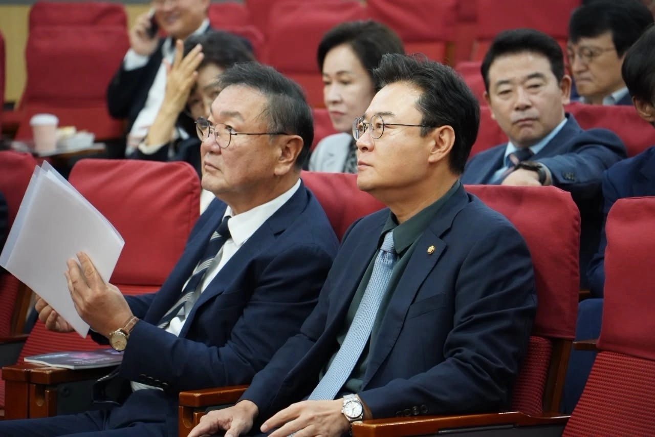 한중의원연맹 회장인 김태년(왼쪽) 더불어민주당 의원과 수석부회장인 김성원 국민의힘 의원이 1일 국회의원회관에서 열린 ‘중국청년의 탕핑, 한국청년의 공정’ 세미나에서 발언을 듣고 있다.
