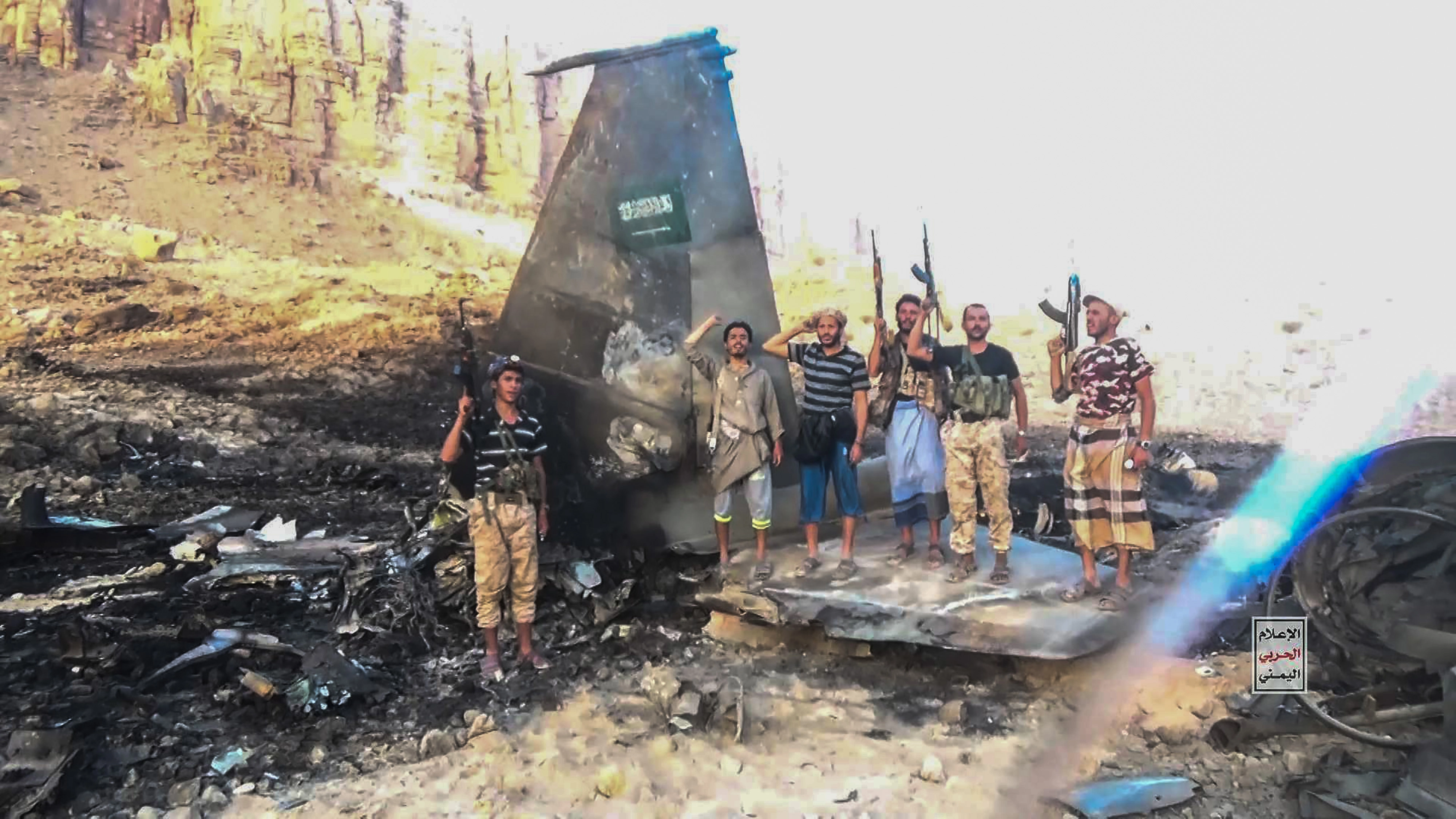 사우디 F-15 잡은 후티지난달 16일(현지시간) 예멘 후티 반군이 마리브주에서 사우디아라비아 국기가 그려진 사우디 공군 F-15 잔해 위에 올라타 포즈를 취하고 있다. 후티 반군 측은 자체 제작한 지대공 미사일로 전투기를 격추했다고 주장했다. 안사룰라 미디어 오피스 제공