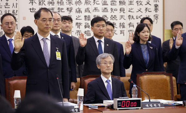 조희대 대법원장이 6일 서울 여의도 국회에서 열린 국회 법제사법위원회의 대법원 등 국정감사에서 증인선서를 하지 않고 자리에 앉아 있다. 2026.10.06. 뉴시스