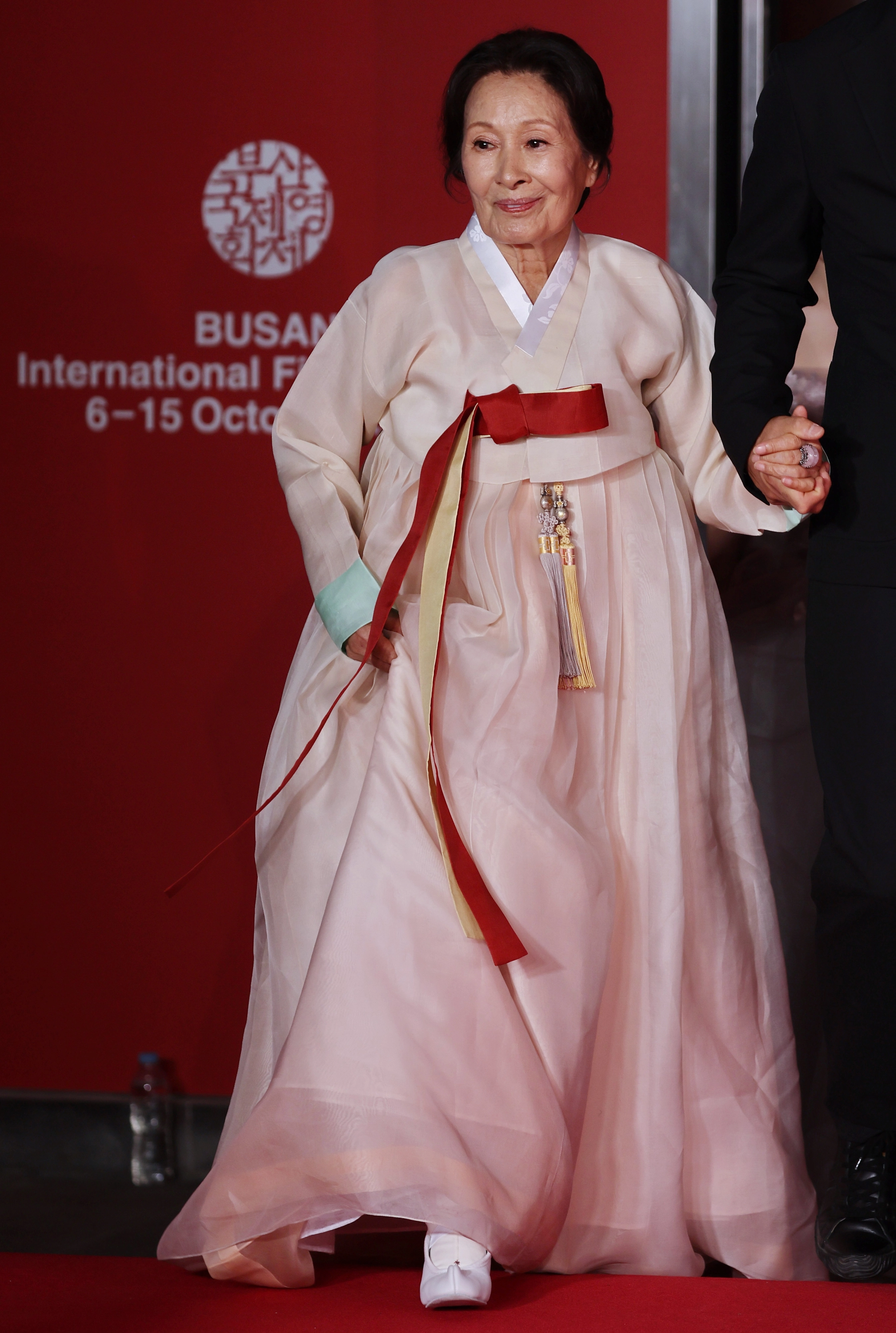 배우 김혜자가 6일 부산 해운대구 영화의전당에서 열린 제31회 부산국제영화제 개막식에 참석하기 위해 레드카펫을 걷고 있다. 2026.10.6 연합뉴스