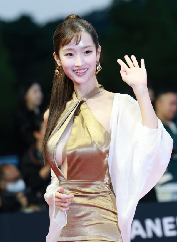 김혜수, 과감한 황금빛 의상