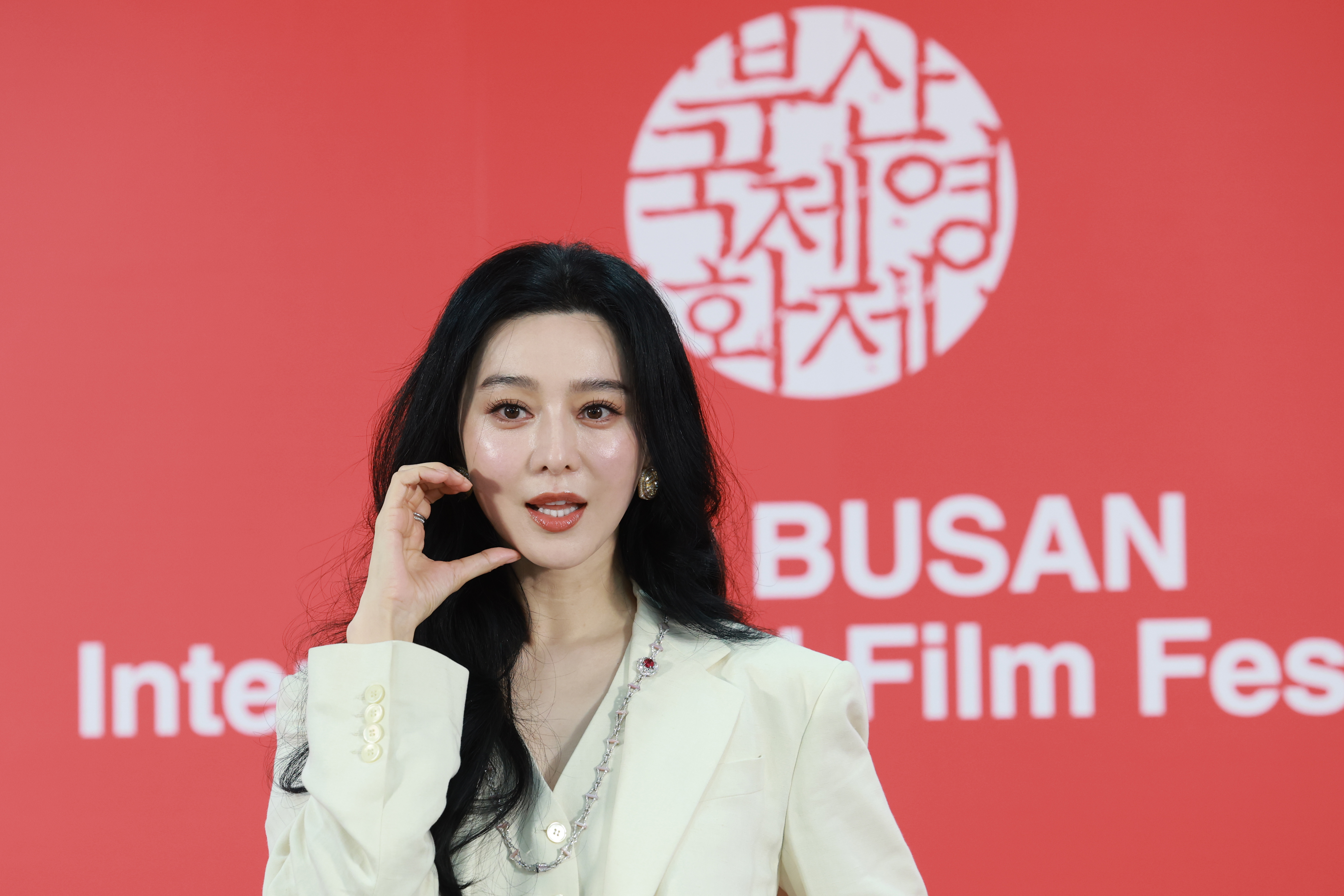 배우 판빙빙이 7일 부산 해운대구 영화의전당 비프힐에서 열린 ‘제31회 부산국제영화제’(BIFF) ‘미친 노인의 일기’ ‘그녀가 말했다’ 기자회견에서 포즈를 취하고 있다. 2026.10.7. 뉴스1