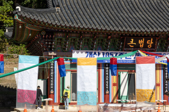 한글날 제정 100주년을 하루 앞둔 8일 경기도 남양주시 봉선사에서 한자 대신 한글로 적힌 현판들이 눈길을 끌고 있다.  봉선사에는 독립운동과 불경의 한글화에 힘을 쓴 운허 스님의 영향으로 한자 대신 한글 현판이 곳곳에 걸려 있다. 2026.10.8 연합뉴스