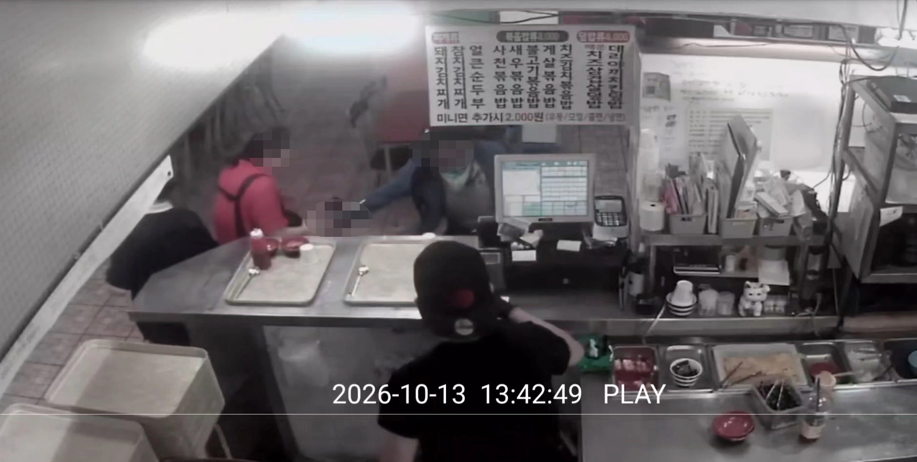 CCTV 속 인천 흉기 난동범13일 오후 인천시 남동구 대형 상업시설에서 50대 남성이 흉기 난동을 벌여 이용객 8명이 다쳤다. 사진은 건물 2층 식당가 폐쇄회로(CC)TV에 담긴 피의자 범행 모습. 2026.10.13 연합뉴스 독자 제공.
