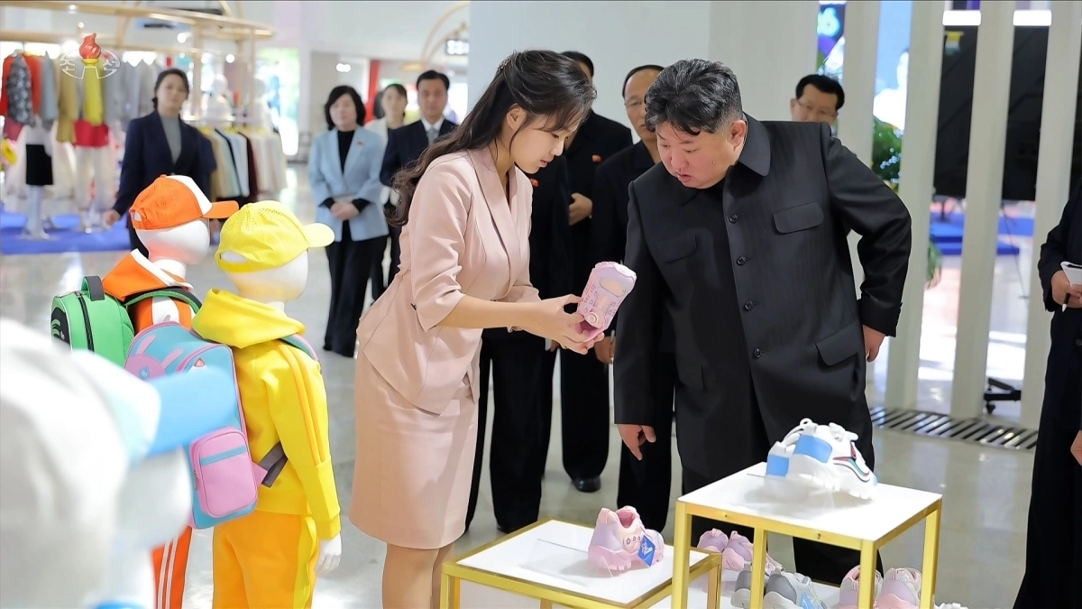 김정은 ‘뇌출혈 사망설’ 확산…北매체들은 일제히 딸 주애와 공개활동 보도