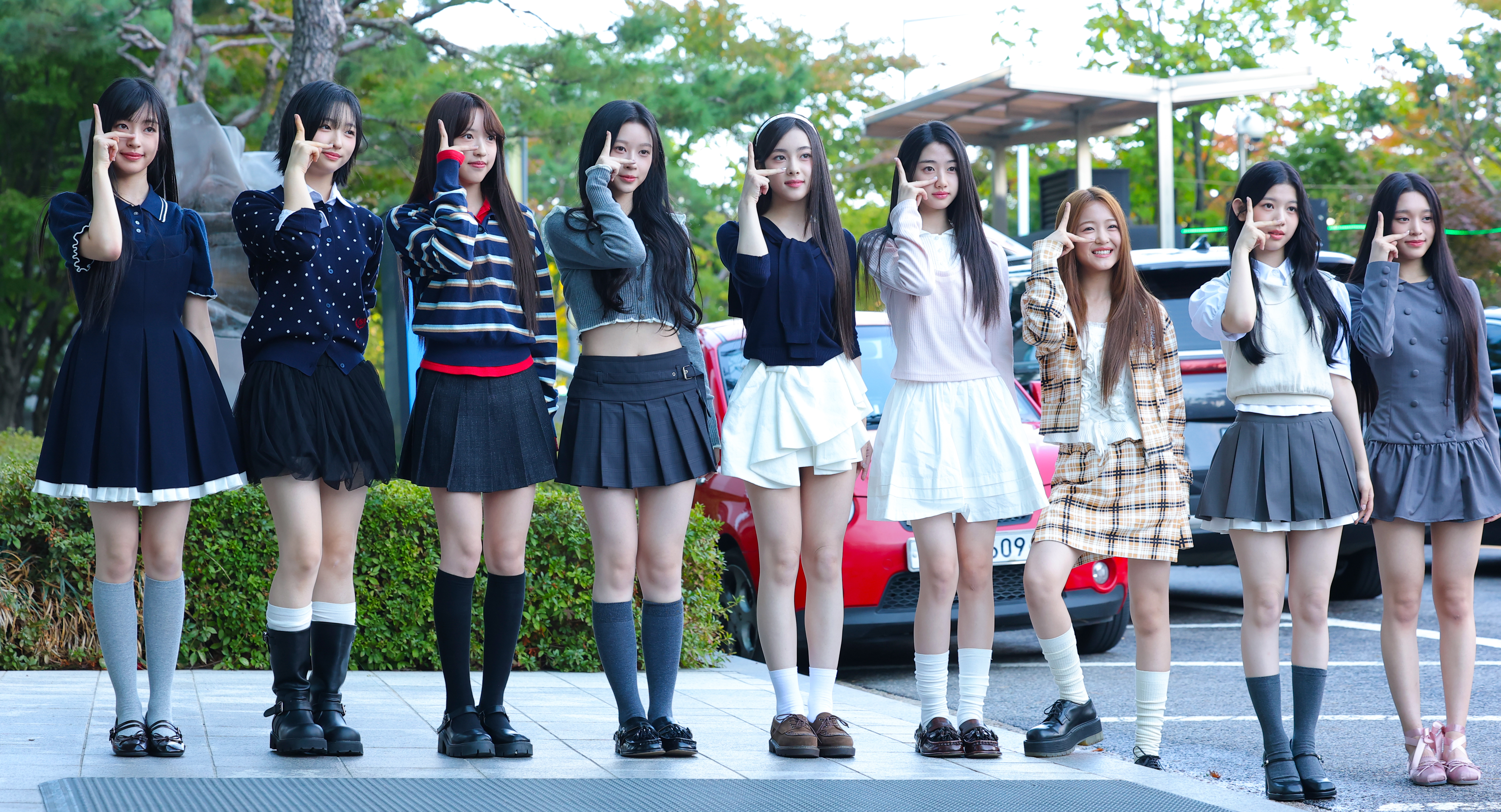 A2O LITE(에이투오 라이트) 라다(왼쪽부터)와 보라, 시리, 영, 오아, 아윤, 아이찡, 메르시, 히메키가 FM4U ‘정오의 희망곡 김신영입니다’ 생방송 출연을 위해 21일 서울 마포구 상암 MBC에 도착해 인사를 하고 있다 2026.10.21. 뉴스1