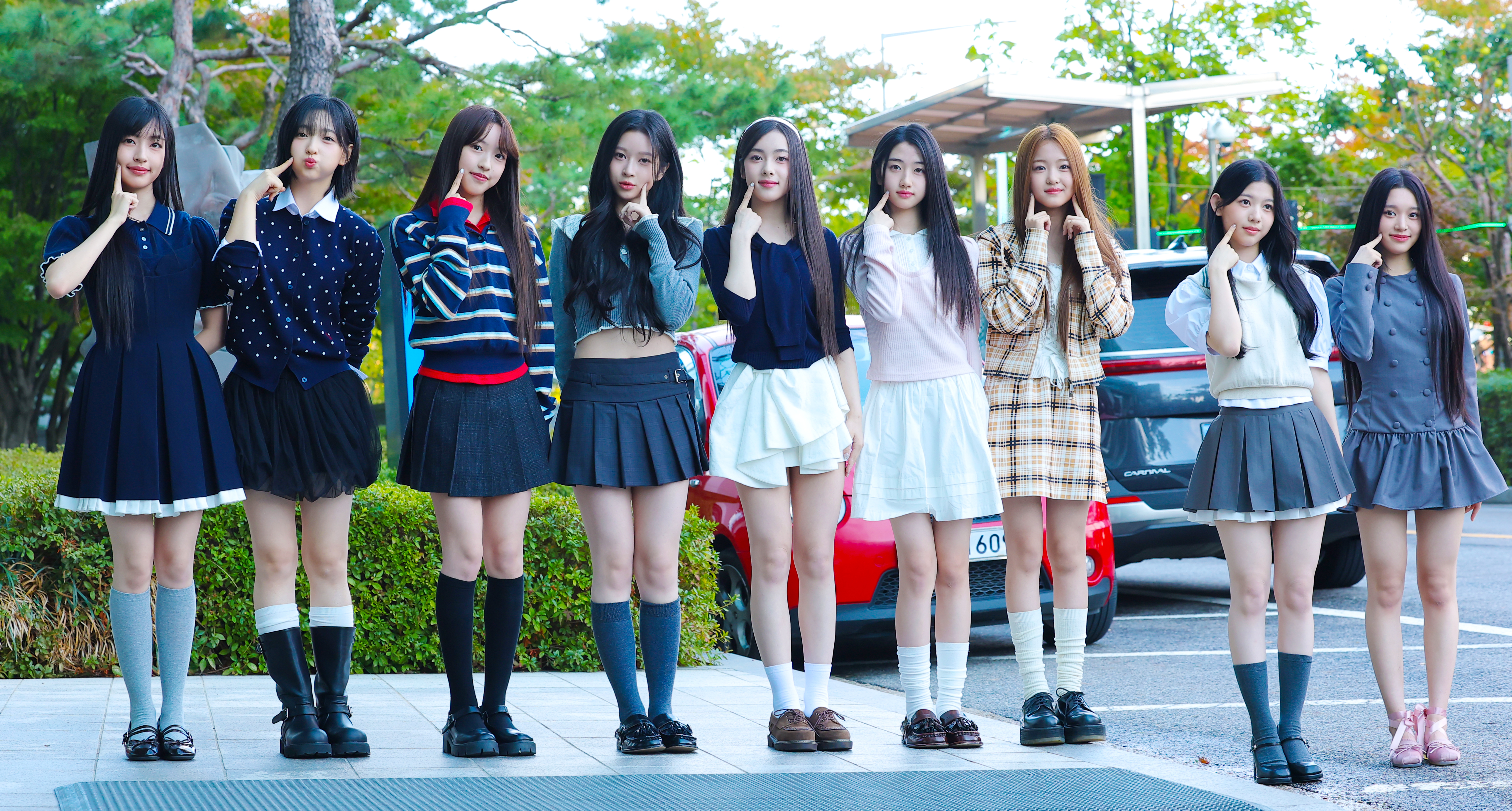 A2O LITE(에이투오 라이트) 라다(왼쪽부터)와 보라, 시리, 영, 오아, 아윤, 아이찡, 메르시, 히메키가 FM4U ‘정오의 희망곡 김신영입니다’ 생방송 출연을 위해 21일 서울 마포구 상암 MBC에 도착해 인사를 하고 있다 2026.10.21. 뉴스1