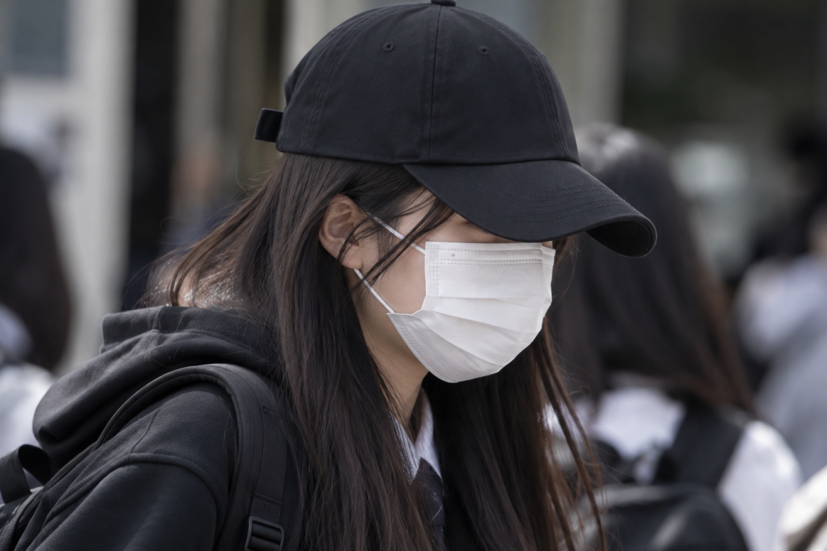 한여름에도 마스크? Z세대가 얼굴을 가리는 뜻밖의 심리