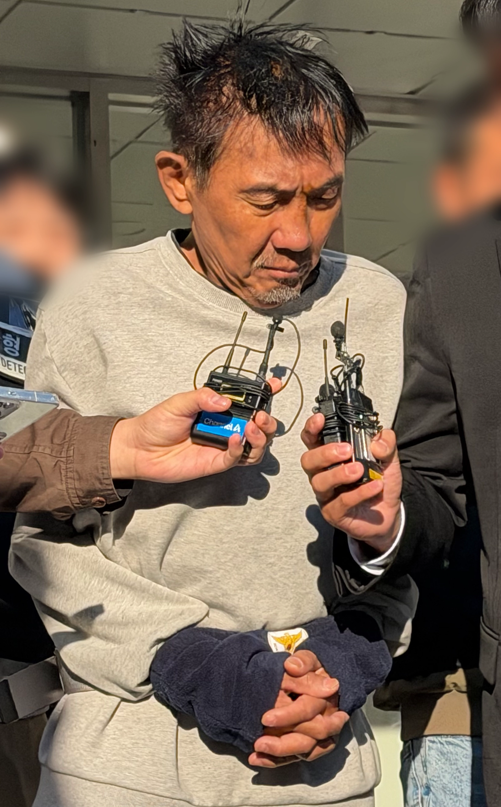인천 대형 상업시설에서 흉기난동을 벌여 살인미수 혐의로 구속된 최충락이 23일 오전 인천 남동경찰서에서 인천지방공소청으로 송치되고 있다. 2026.10.23 뉴스1