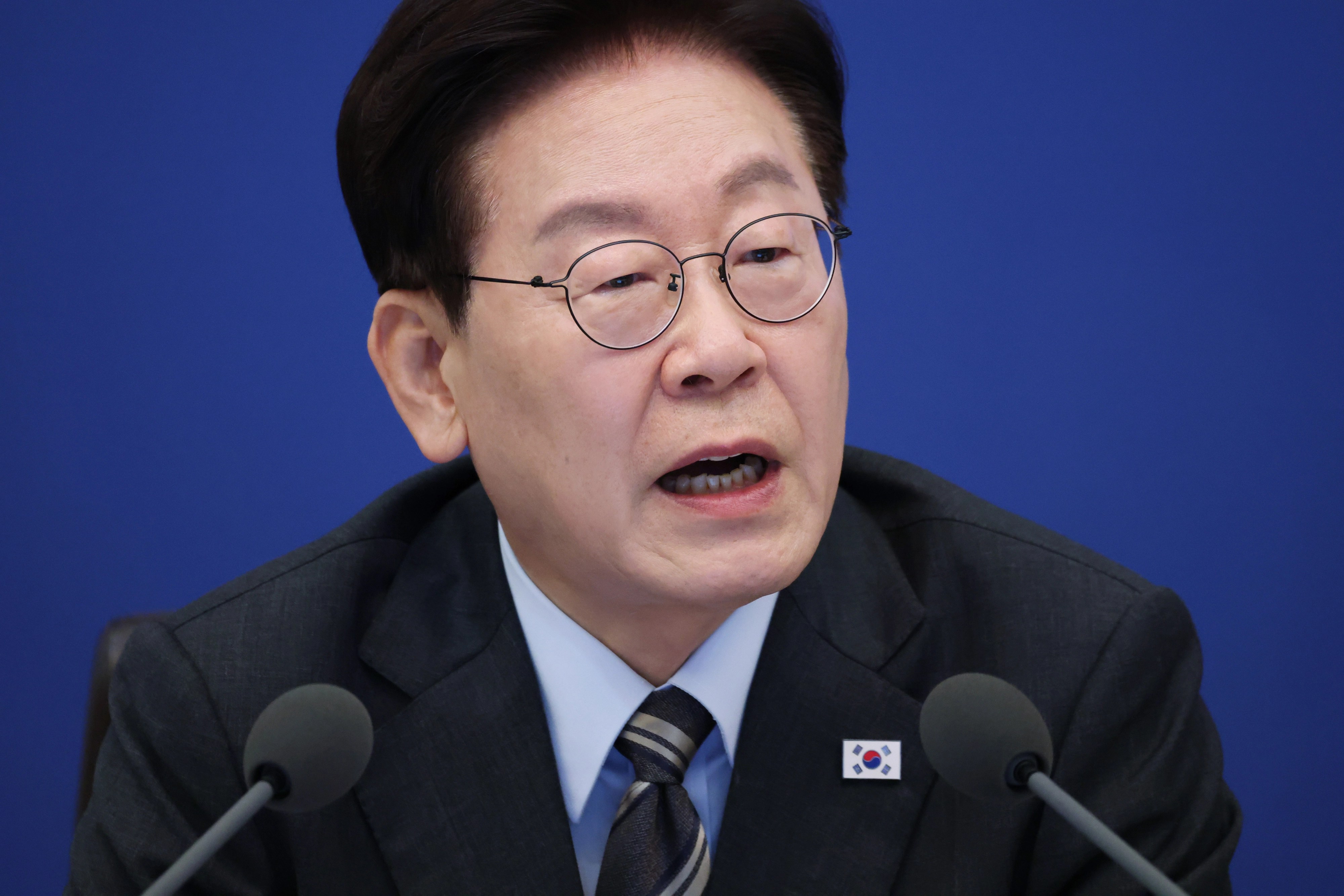 이재명 대통령, 국무회의 발언이재명 대통령, 국무회의 발언
    (서울=연합뉴스) 신준희 기자 = 이재명 대통령이 27일 청와대에서 열린 국무회의에서 발언하고 있다. 2026.10.27
    hama@yna.co.kr
(끝)


<저작권자(c) 연합뉴스, 무단 전재-재배포, AI 학습 및 활용 금지>